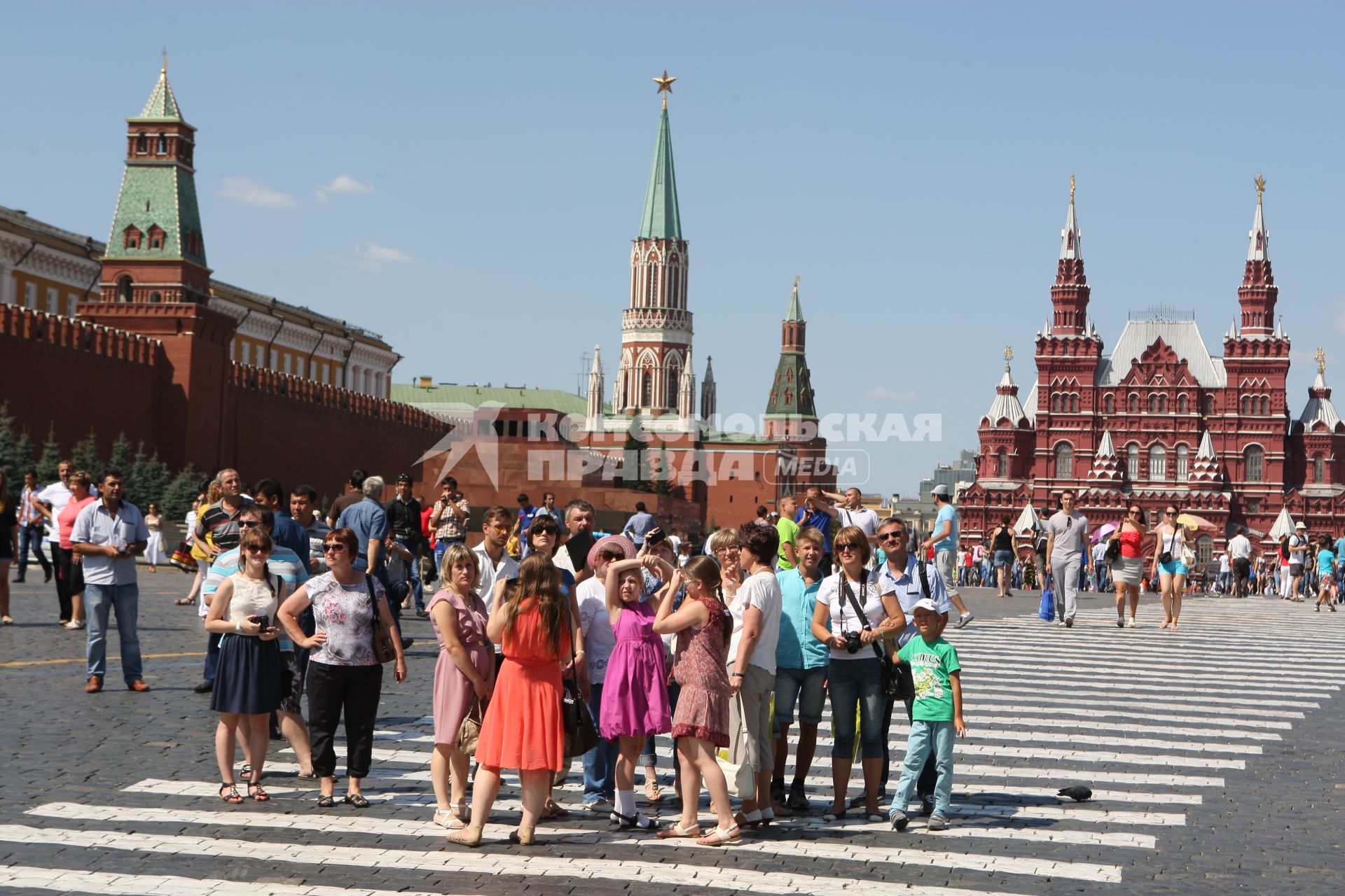 Москва. Люди гуляют по Красной площади.