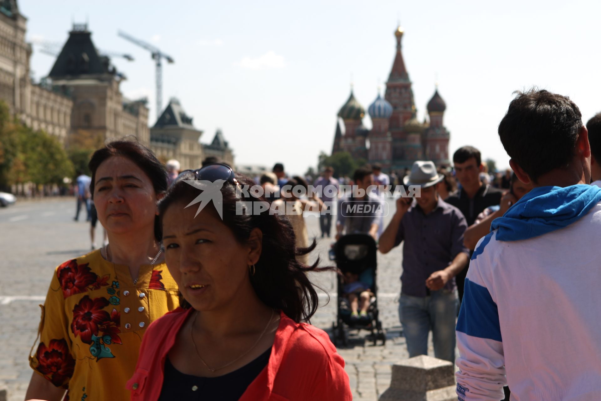 Москва. Люди гуляют по Красной площади.