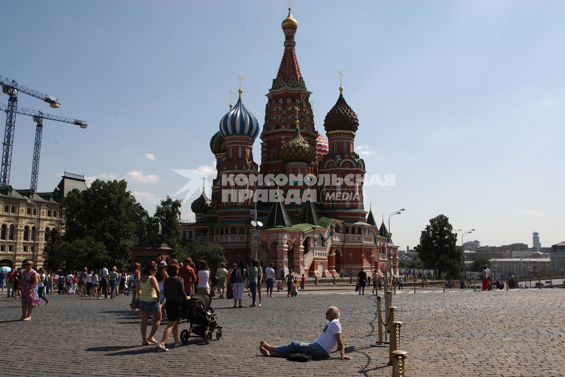 Москва. Люди гуляют по Красной площади.