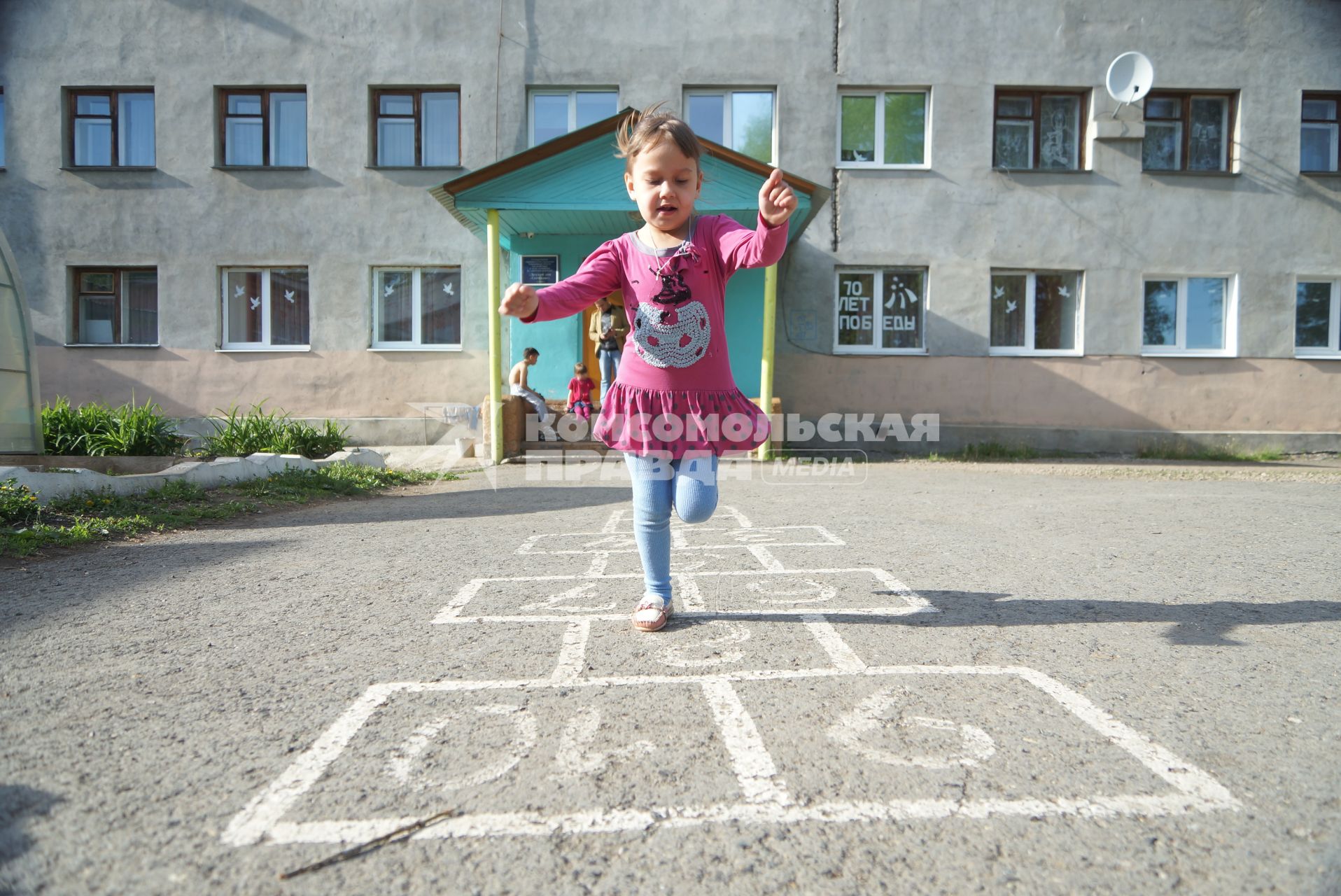 Екатеринбург. Девочка играет в классики.