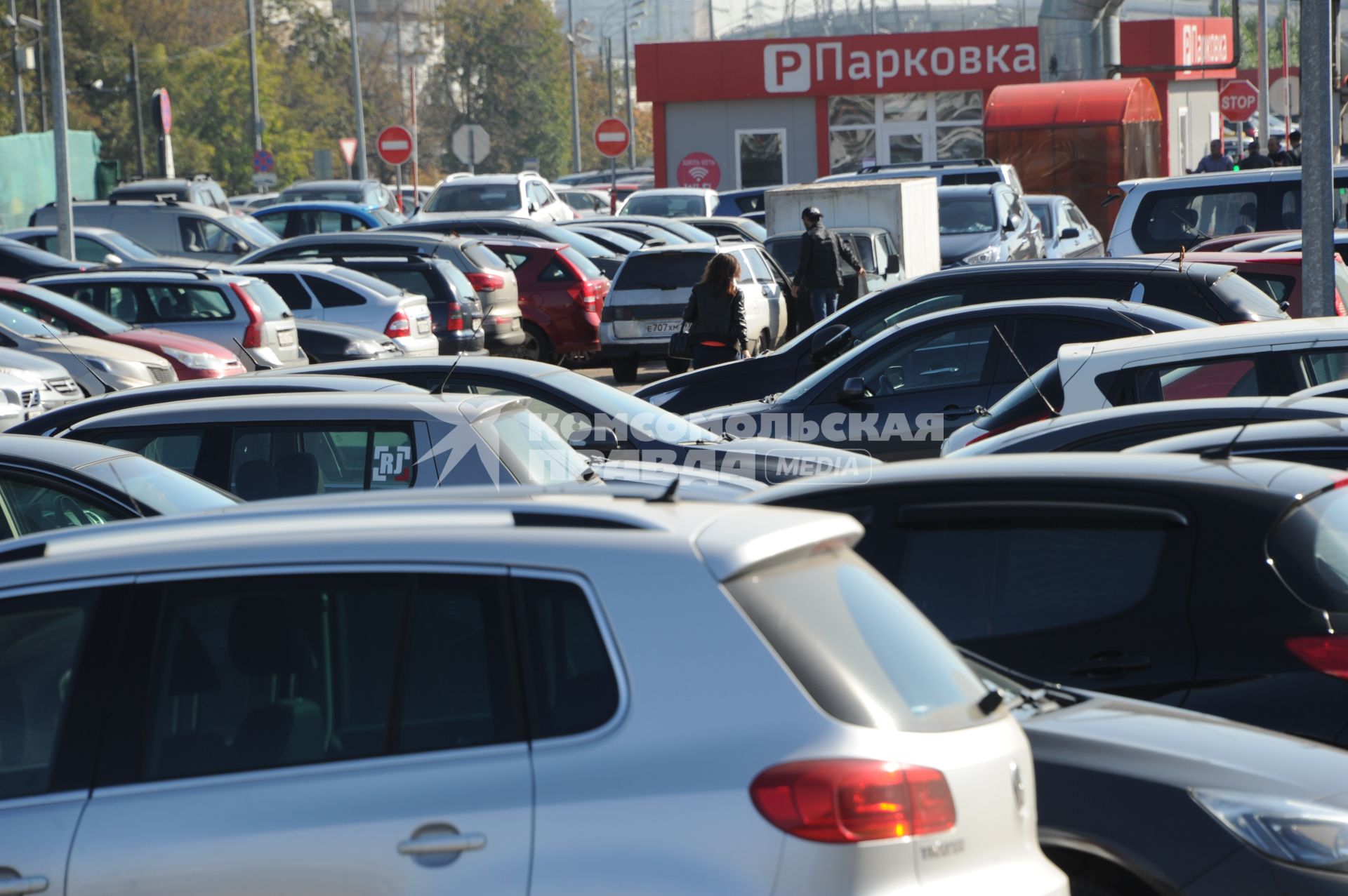 Москва.  Перехватывающая парковка у станции метро `Выхино`.