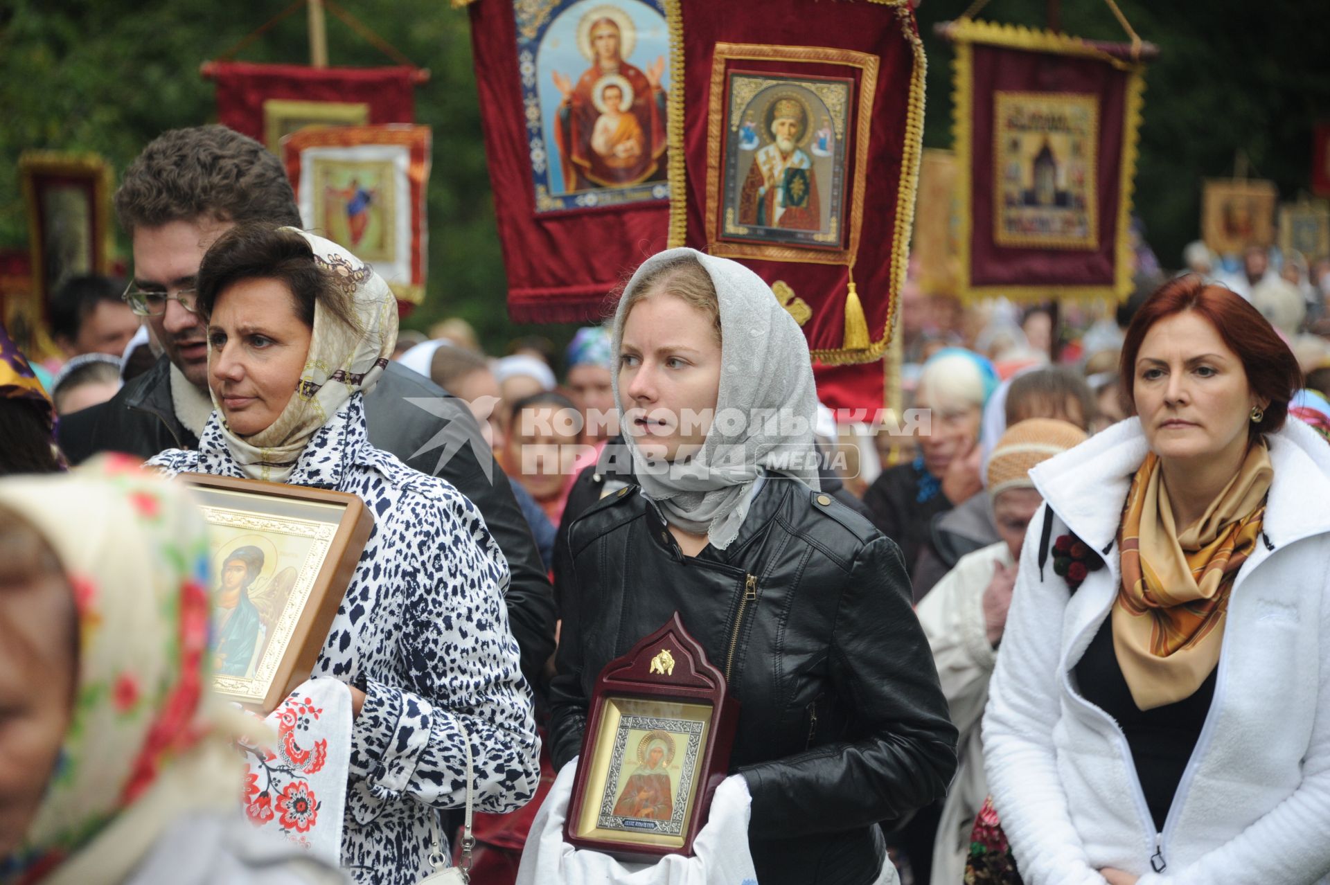 Московская область. Паломники во время Елизаветинского крестного хода.