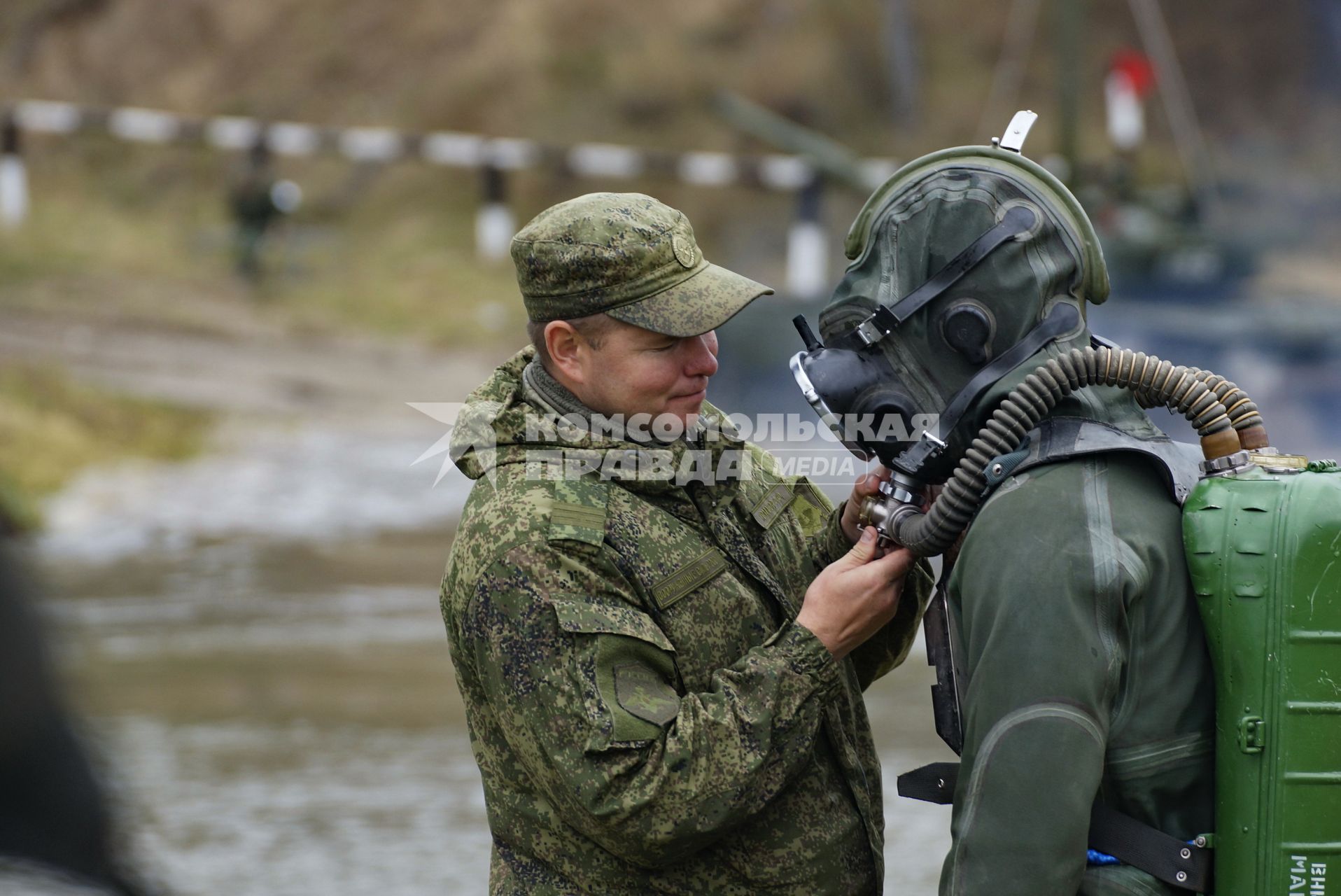 Свердловская область. Еланский гарнизон. Военный водолаз готовый к эвакуации танкистов из заглохшего под водой танка на вододроме танкового полигона.