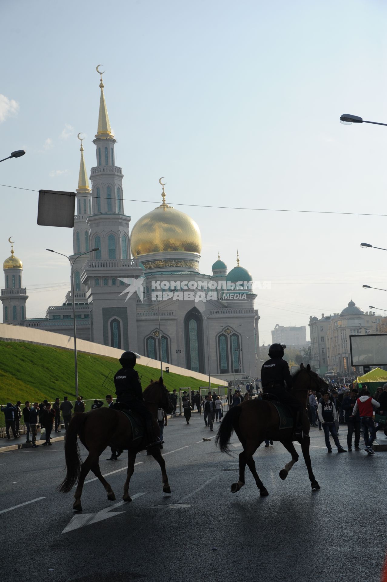 Москва. Конная полиция в день праздника жертвоприношения Курбан-Байрам у Московской Соборной мечети на Проспекте Мира.