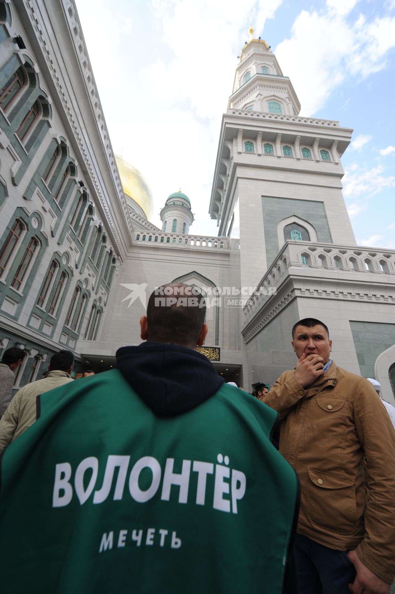 Москва.  Мусульмане в день праздника жертвоприношения Курбан-Байрам у Московской Соборной мечети.