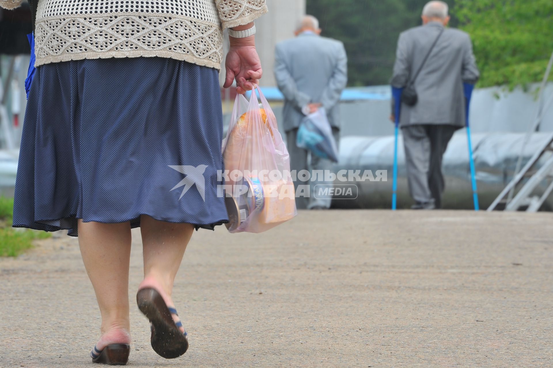 г.Тында. Женщина несет продукты в пакете.