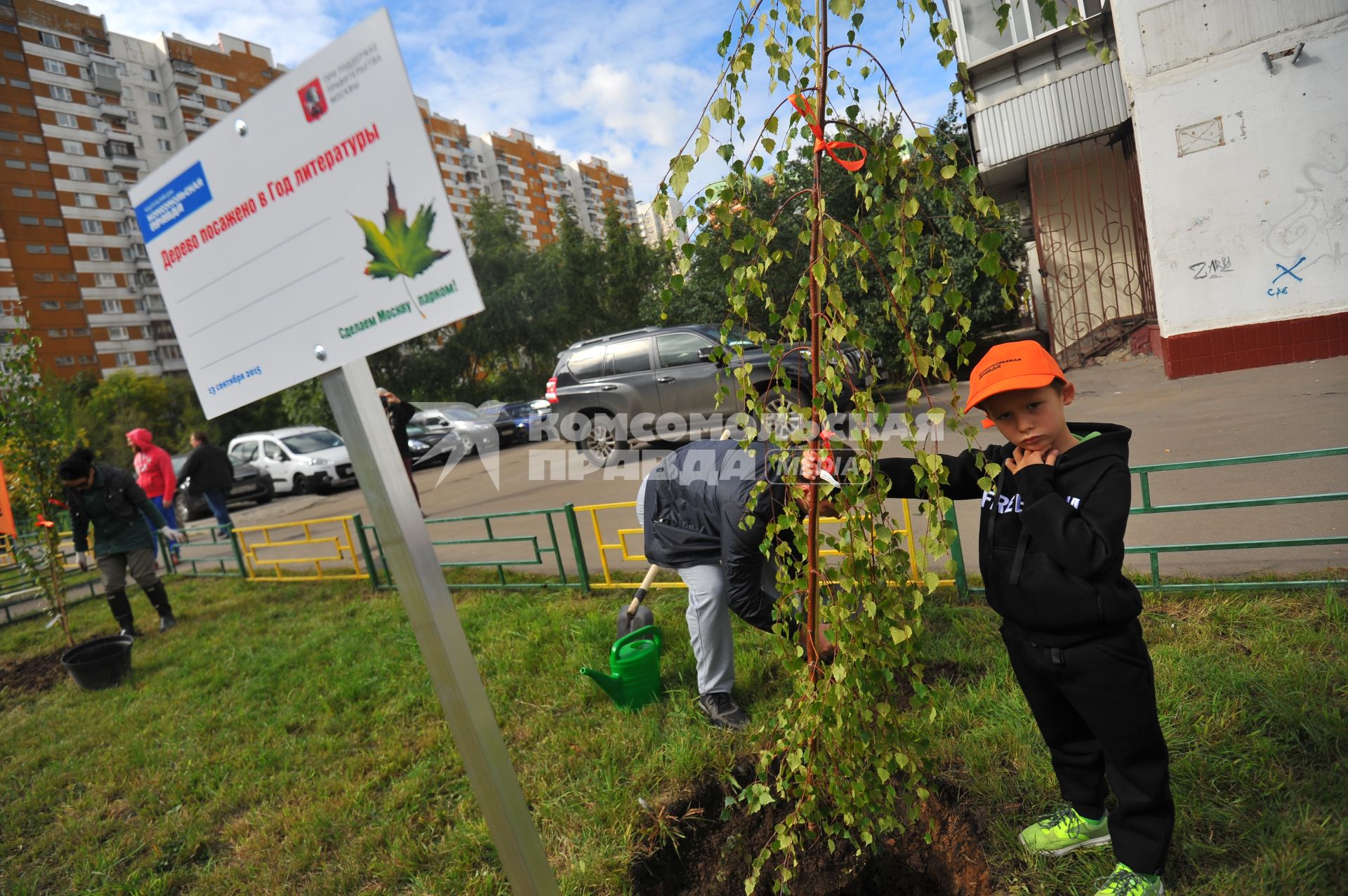 Москва. Акция `Сделаем Москву парком!` на Никулинском бульваре.