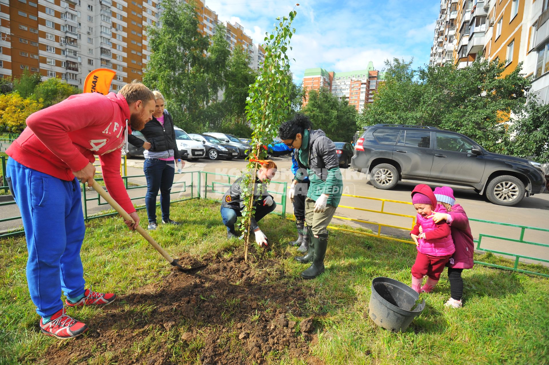 Москва. Акция `Сделаем Москву парком!` на Никулинском бульваре.