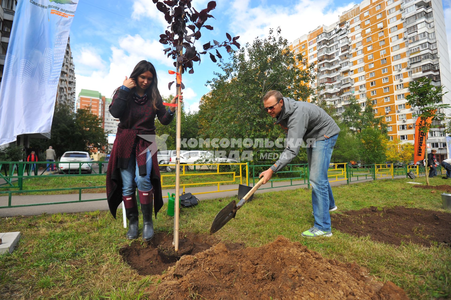 Москва. Акция `Сделаем Москву парком!` на Никулинском бульваре.