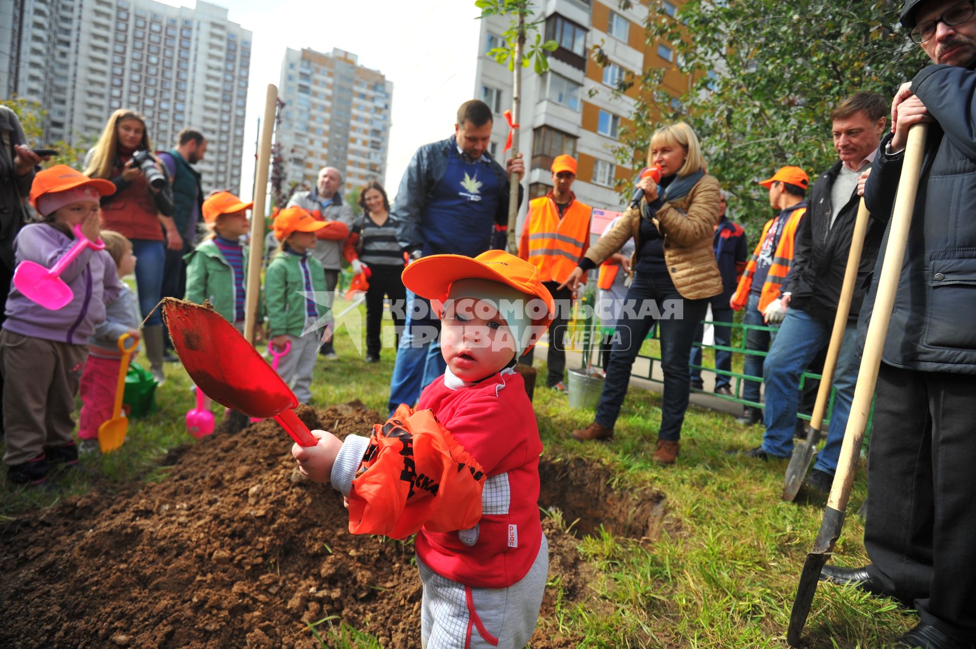 Москва. Акция `Сделаем Москву парком!` на Никулинском бульваре.