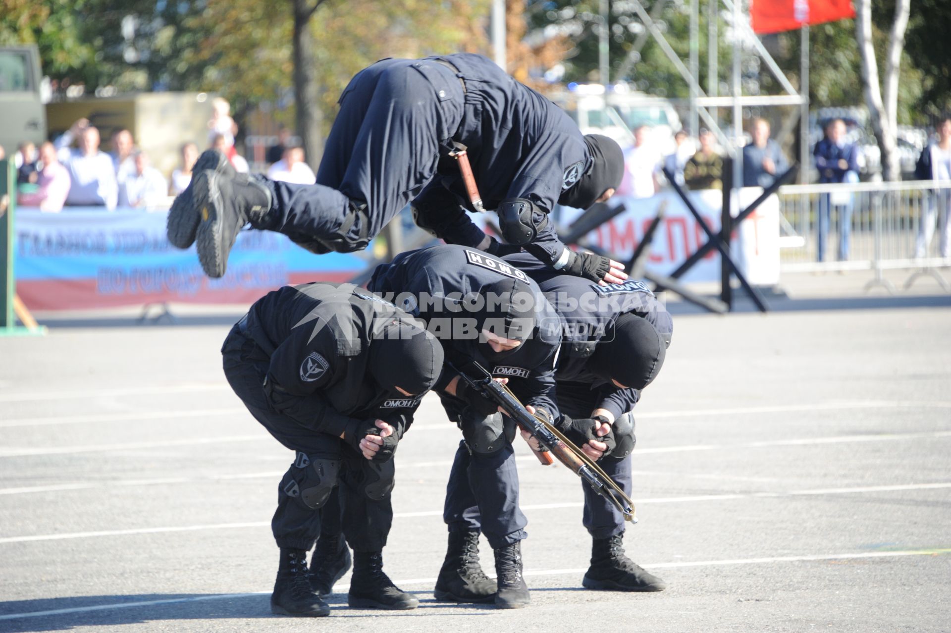 Москва. Сотрудники ОМОНа во время показательных выступлений на спортивном параде московской полиции, посвященном Дню сотрудника органов внутренних дел.