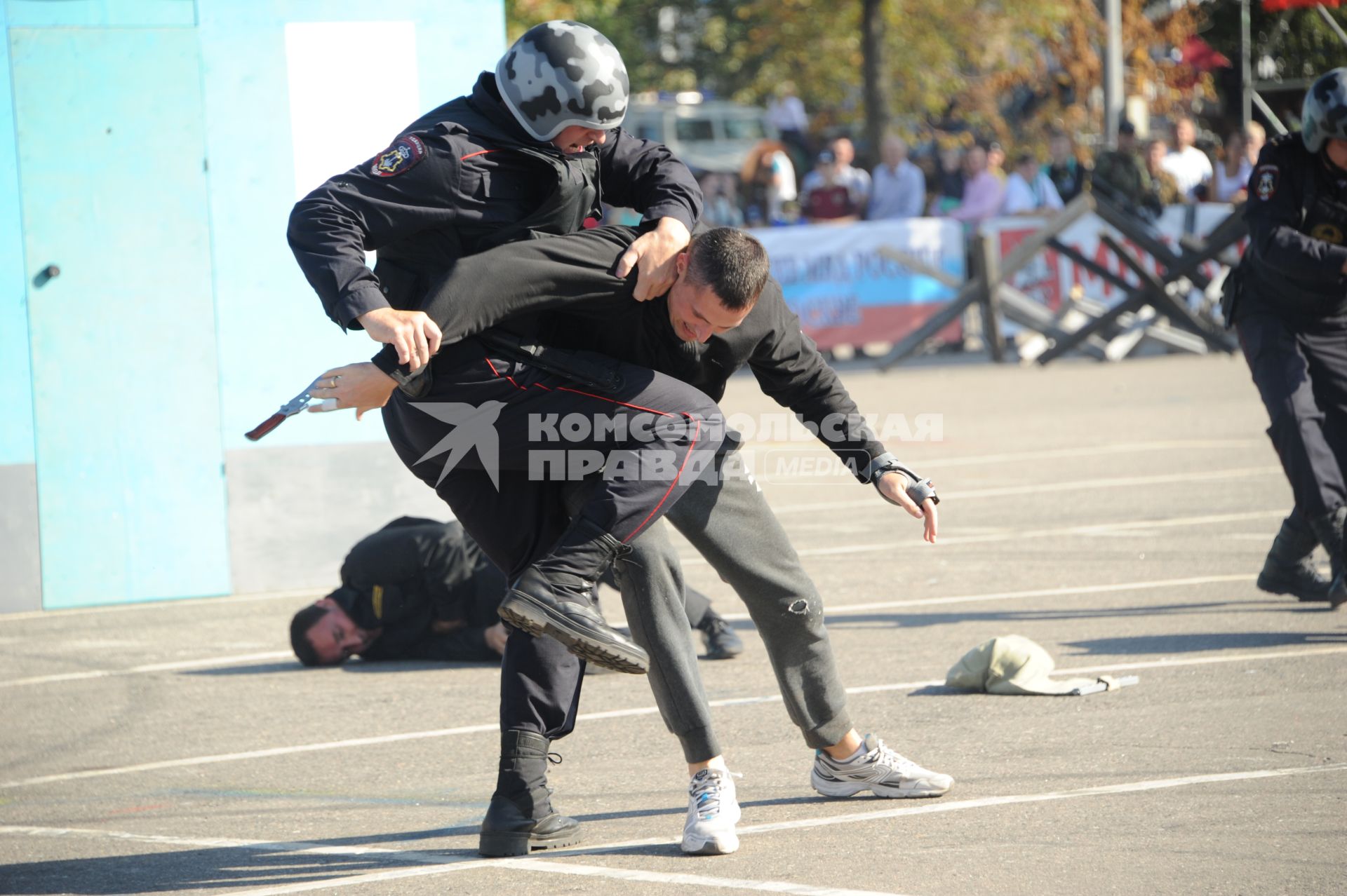 Москва. Полицейские во время показательных выступлений на спортивном параде московской полиции, посвященном Дню сотрудника органов внутренних дел.