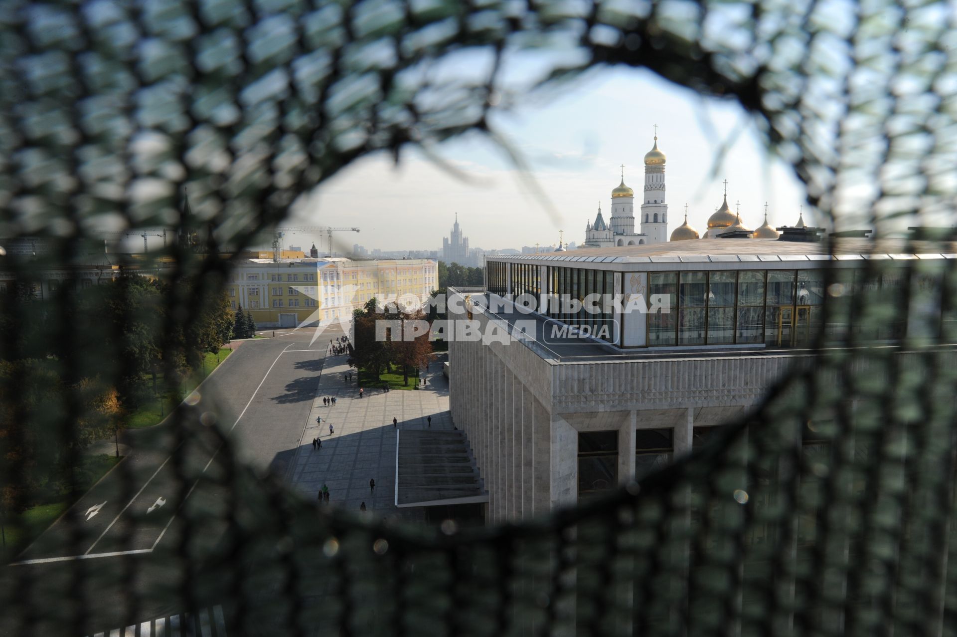 Московский Кремль.  Государственный Кремлевский дворец (справа).