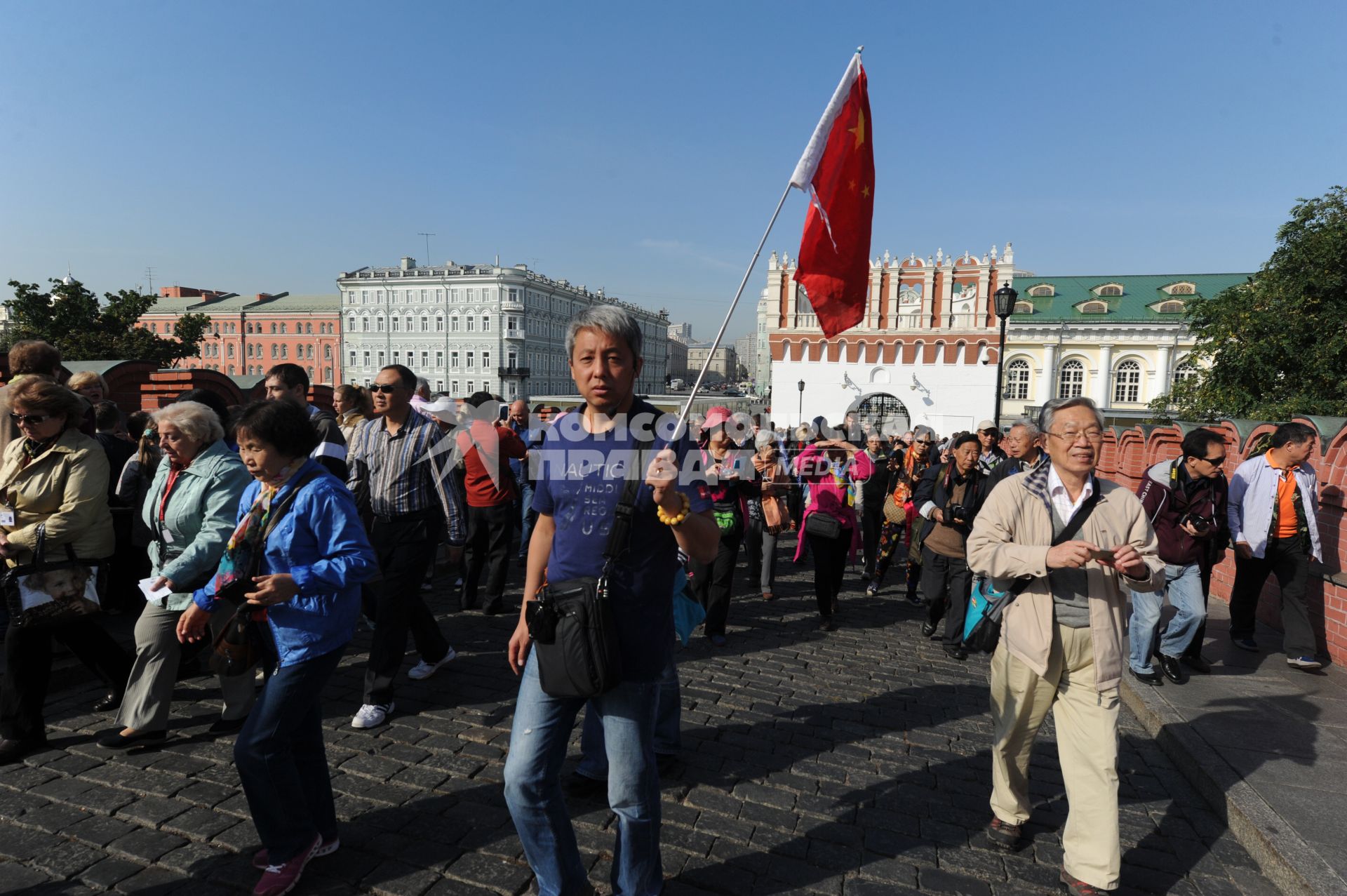 Москва. Китайские туристы во время прогулки по Московскому Кремлю.