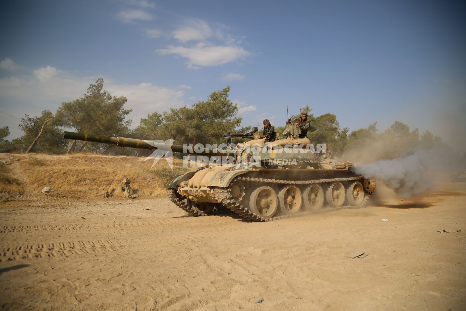 Сирия. Провинция Хама. Сирийские военнослужащие на танке Т-62 готовятся к спецоперации.