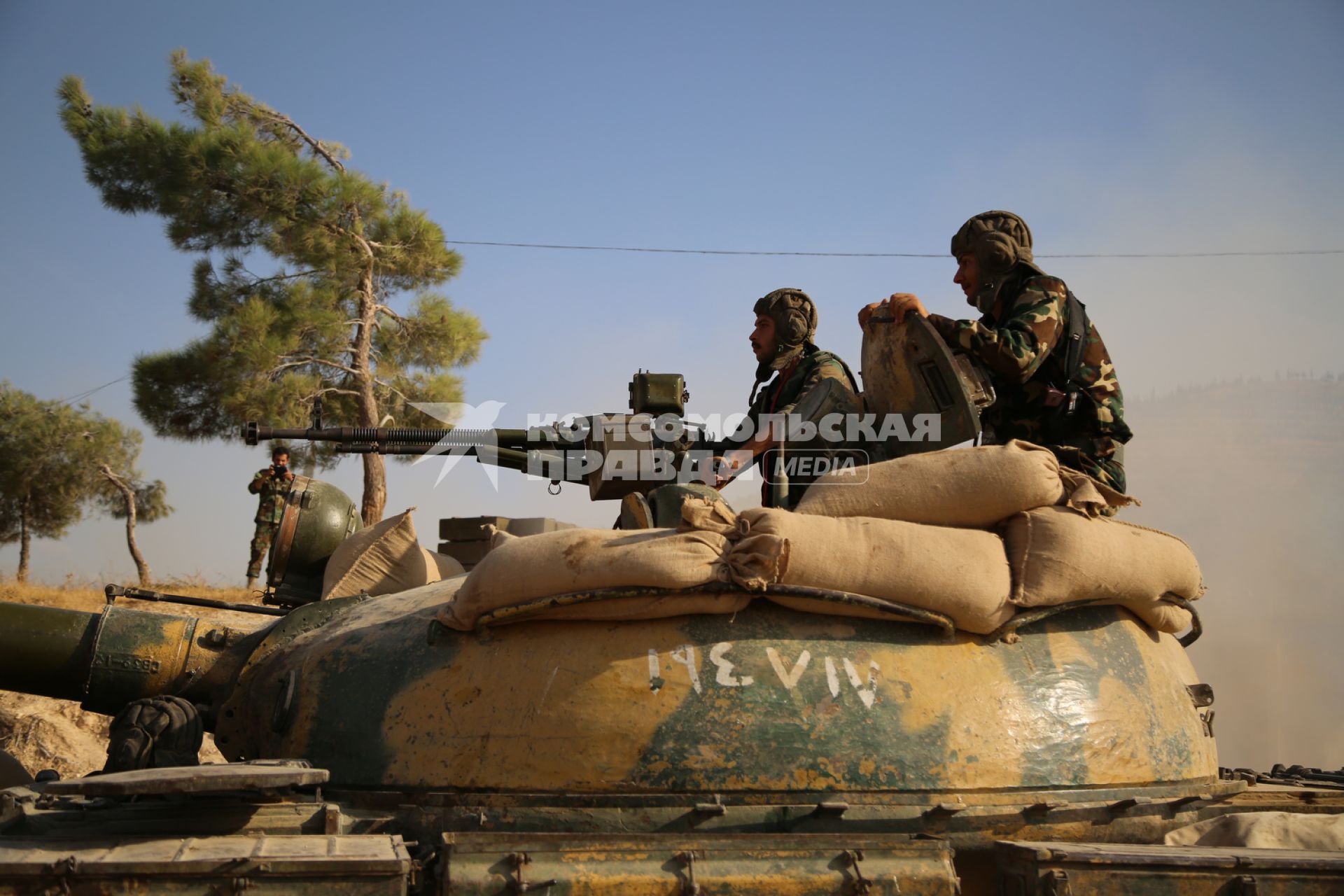 Сирия. Провинция Хама. Сирийские военнослужащие на танке Т-62 готовятся к спецоперации.