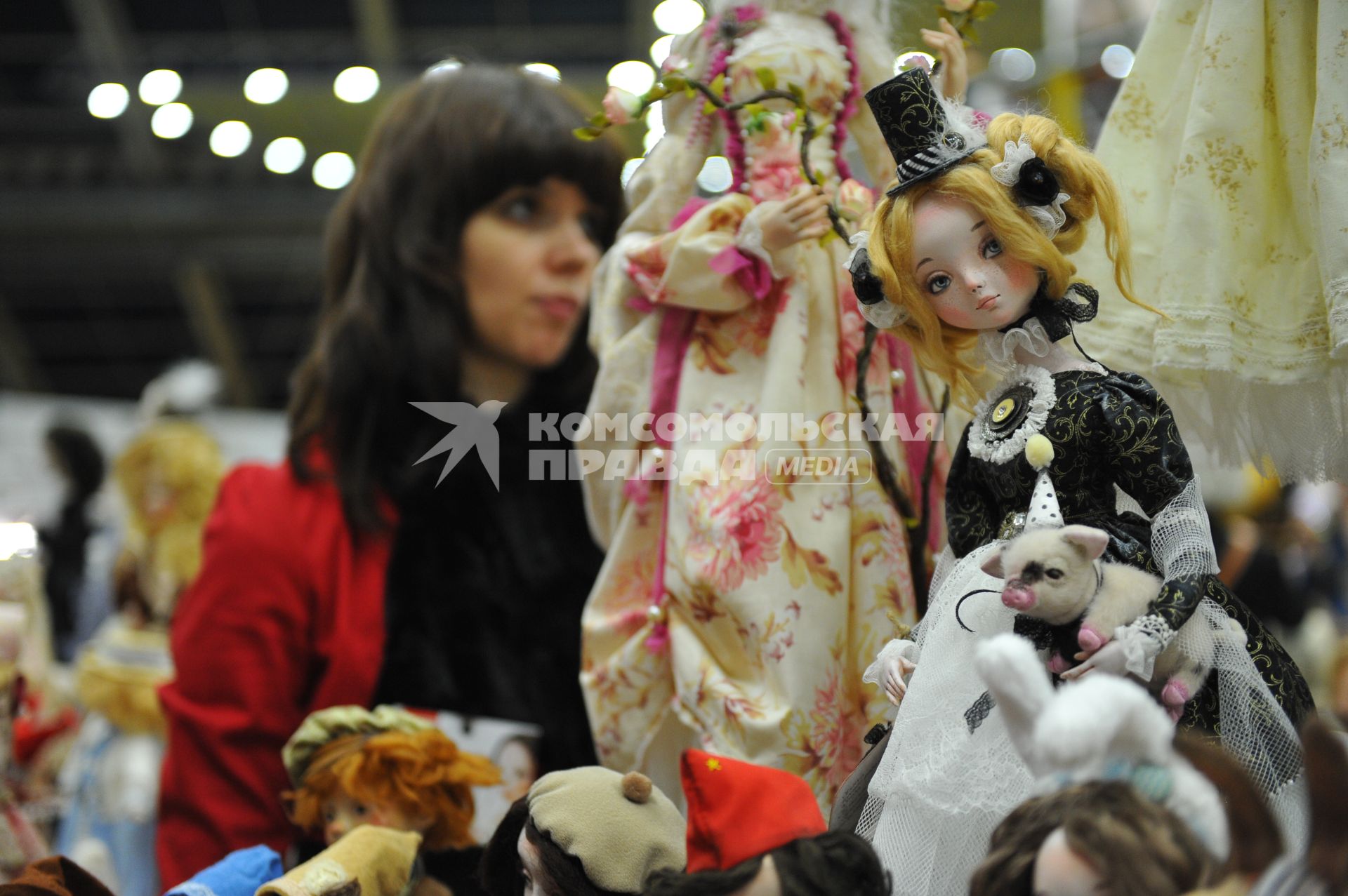 Москва.  Куклы  на  `XI международном салоне авторских кукол - 2015`  на территории выставочного комплекса `Т-Модуль` в торговом центре `Тишинка`.