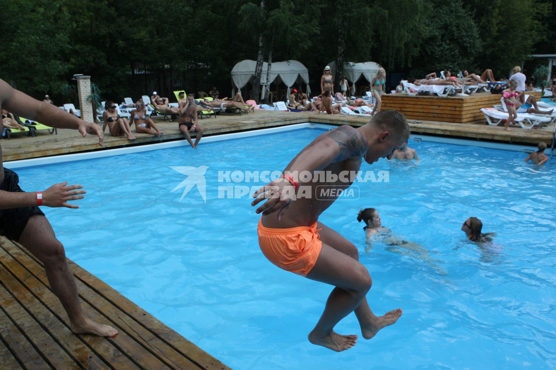 Москва. Юноша прыгает в бассейн парка `Сокольники`.