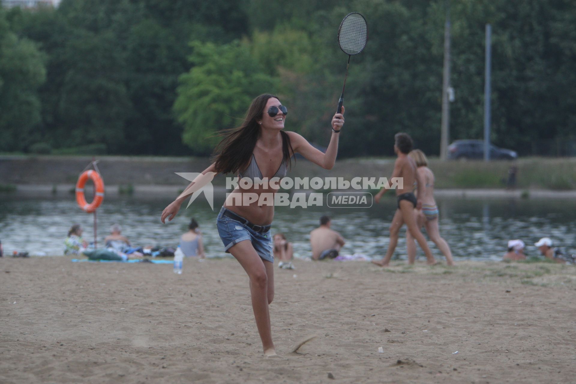 Москва. Девушка играет в бадминтон на территории пляжа `Академические пруды`.