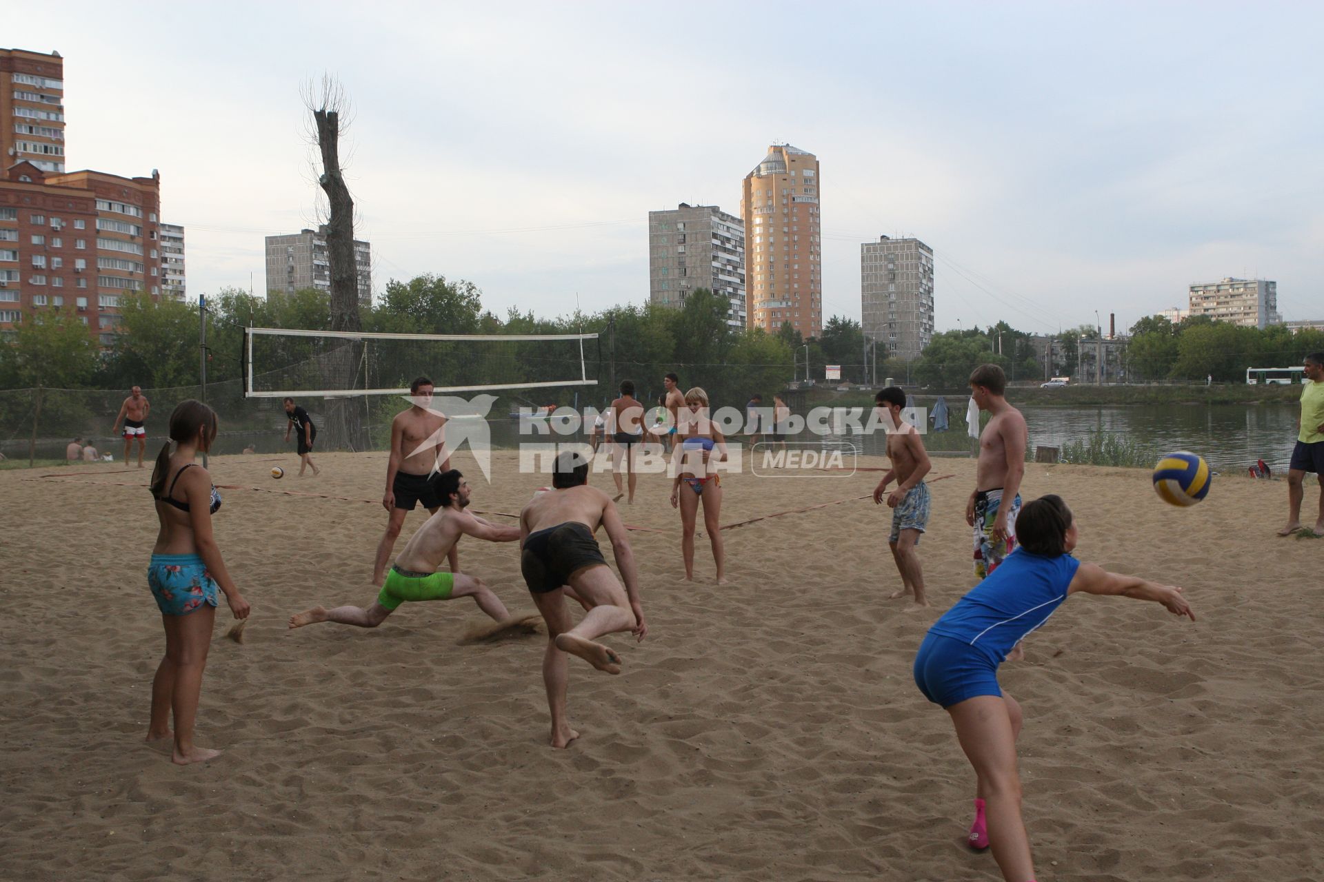 Москва. Люди играют в волейбол на территории пляжа `Академические пруды`.