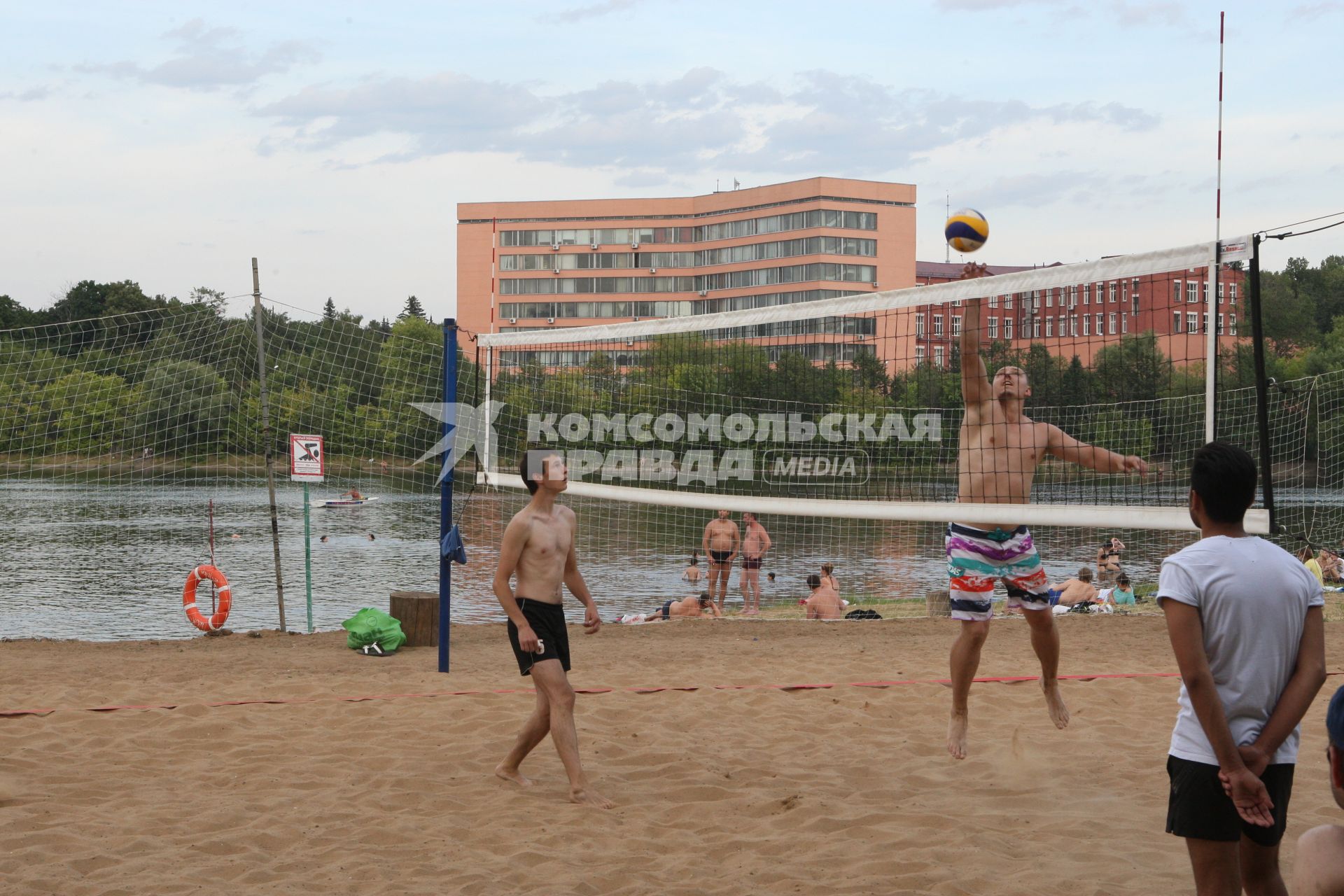 Москва. Люди играют в волейбол на территории пляжа `Академические пруды`.