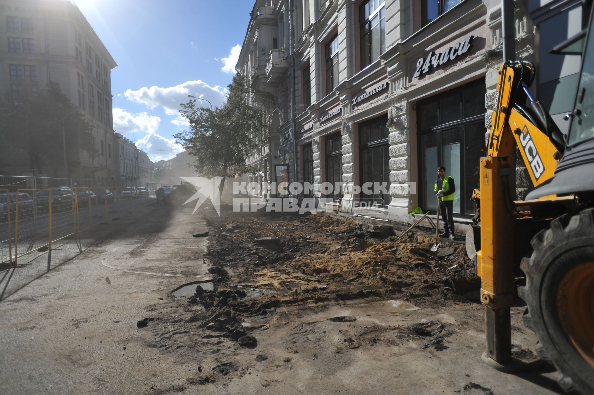 Москва.  Дорожные работы на улице Неглинная.