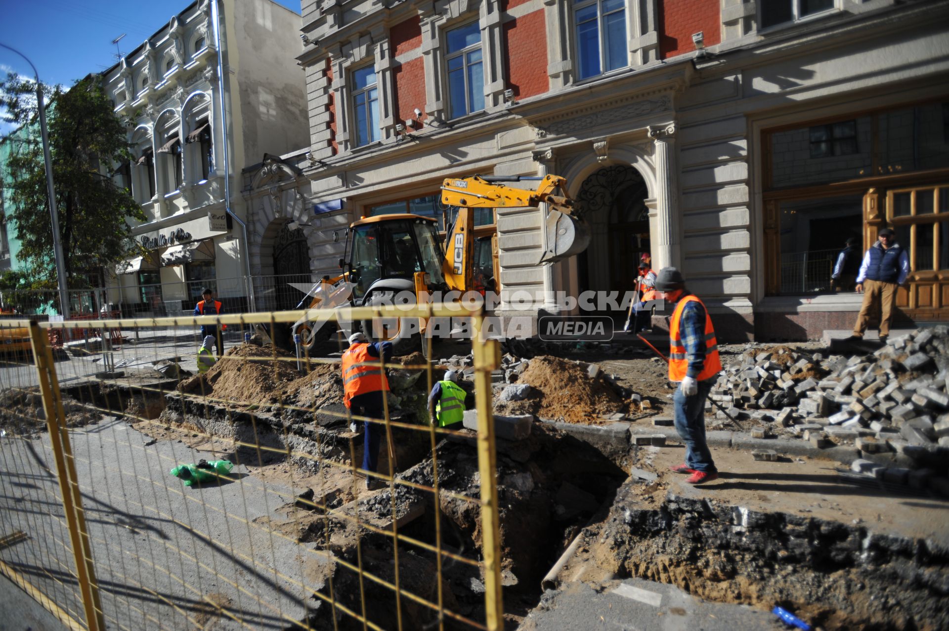 Москва.  Дорожные работы на улице Неглинная.