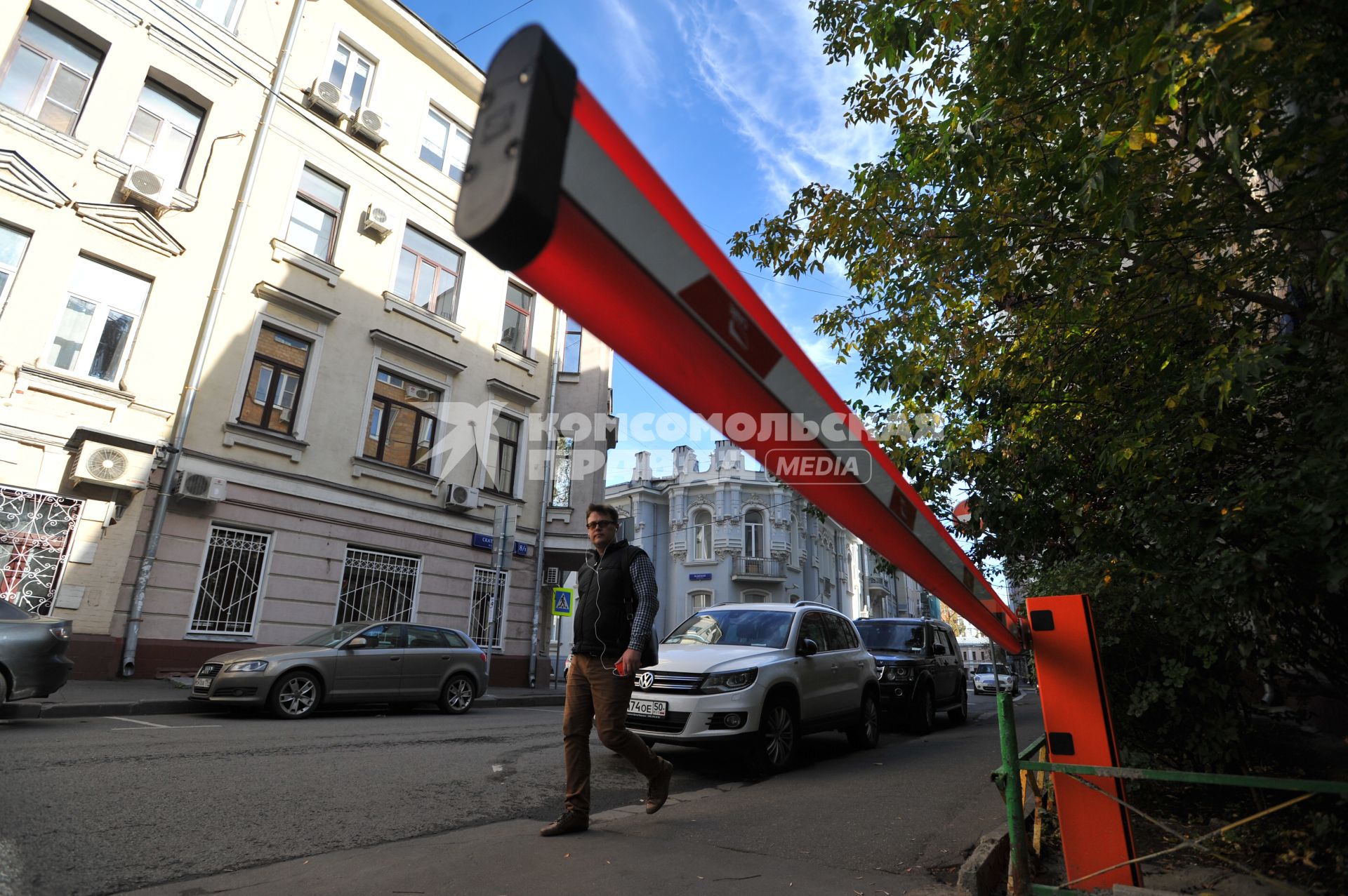 Москва.  Шлагбаум во дворе жилого дома.