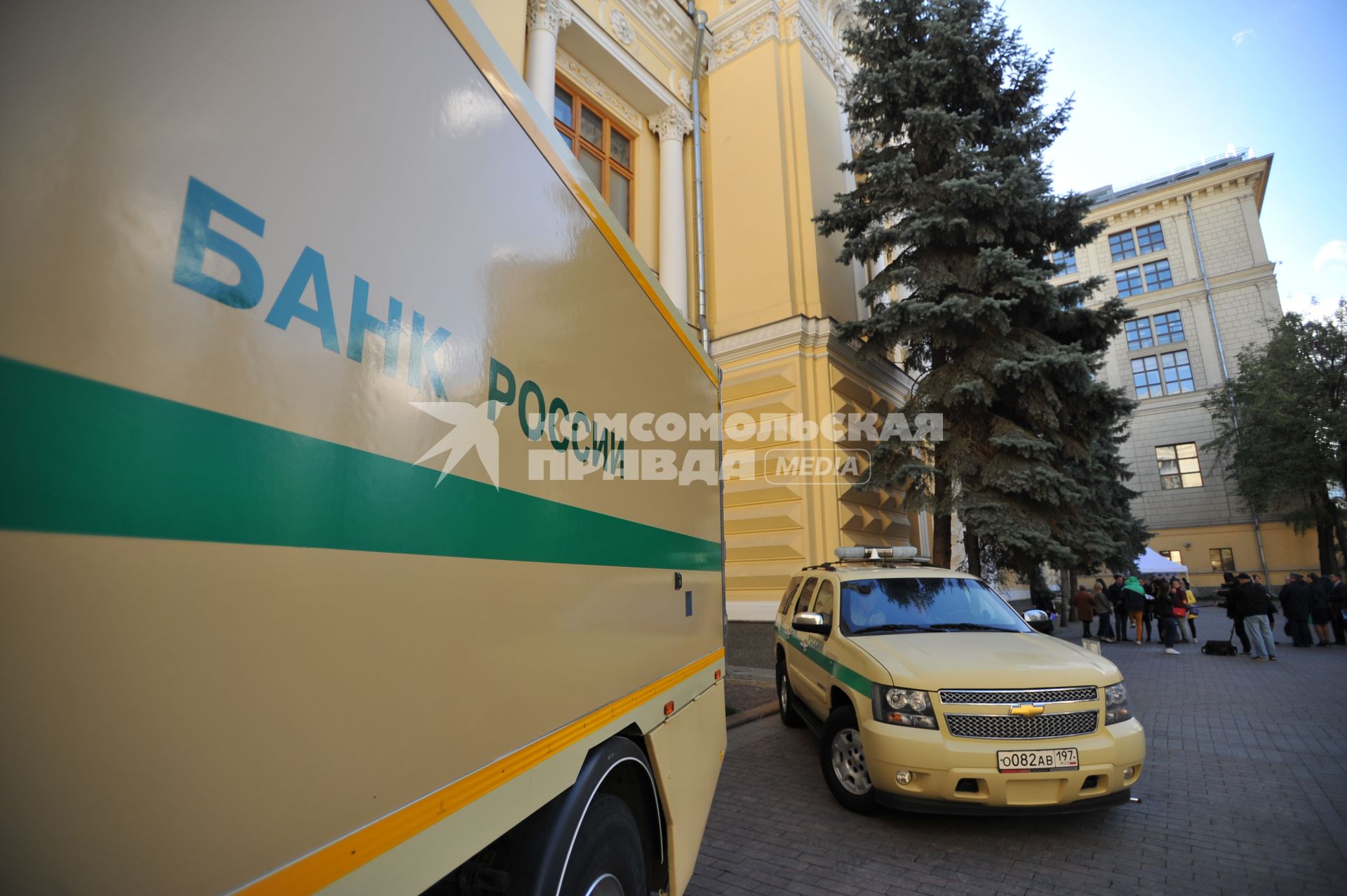 Москва.  Автомобиль инкассации у здания Центрального Банка России на улице Неглинная.