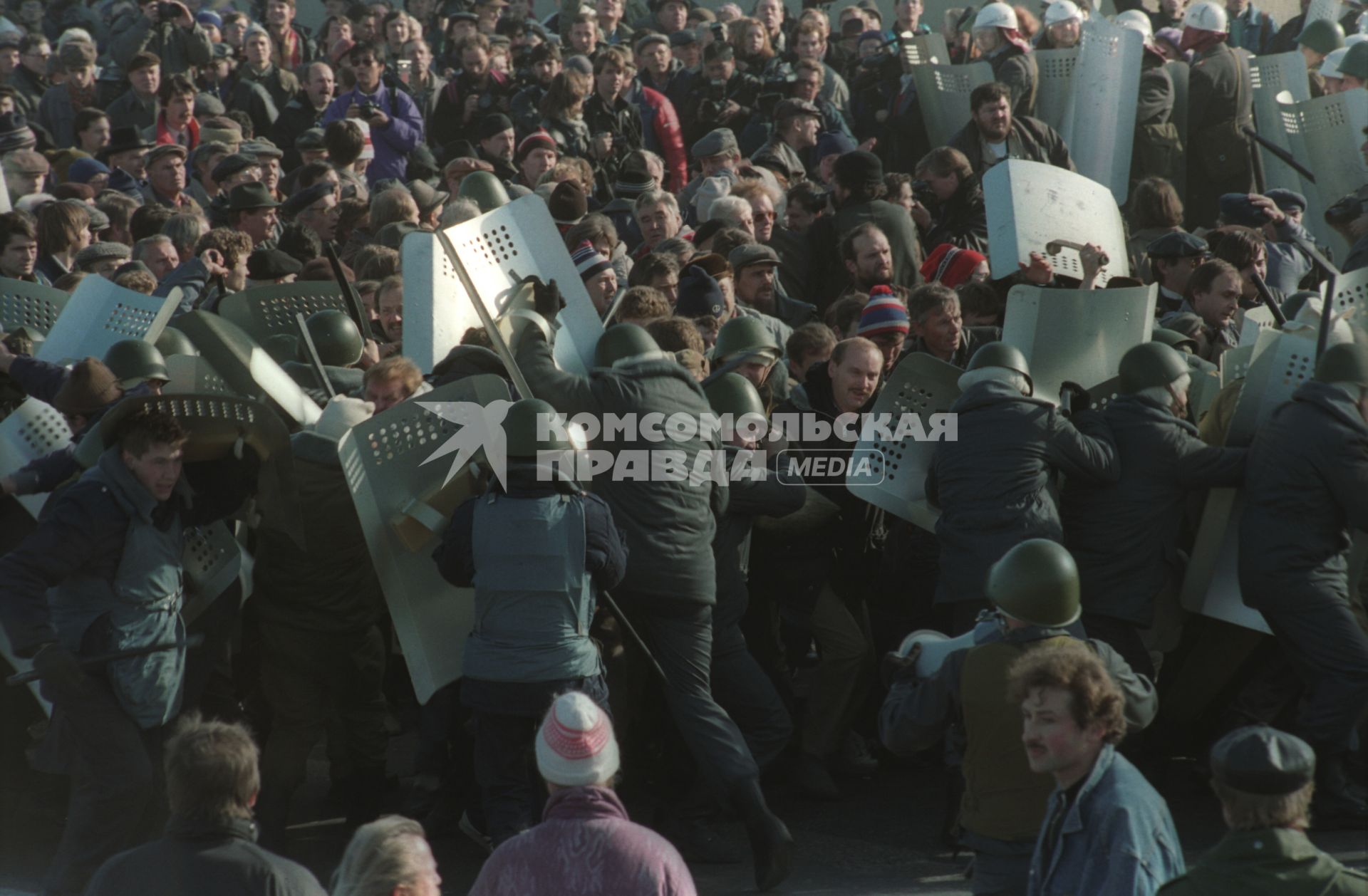 Москва. 1993 год. Октябрьский путч. Сотрудники правохранительных органов во время разгона демонстрации.