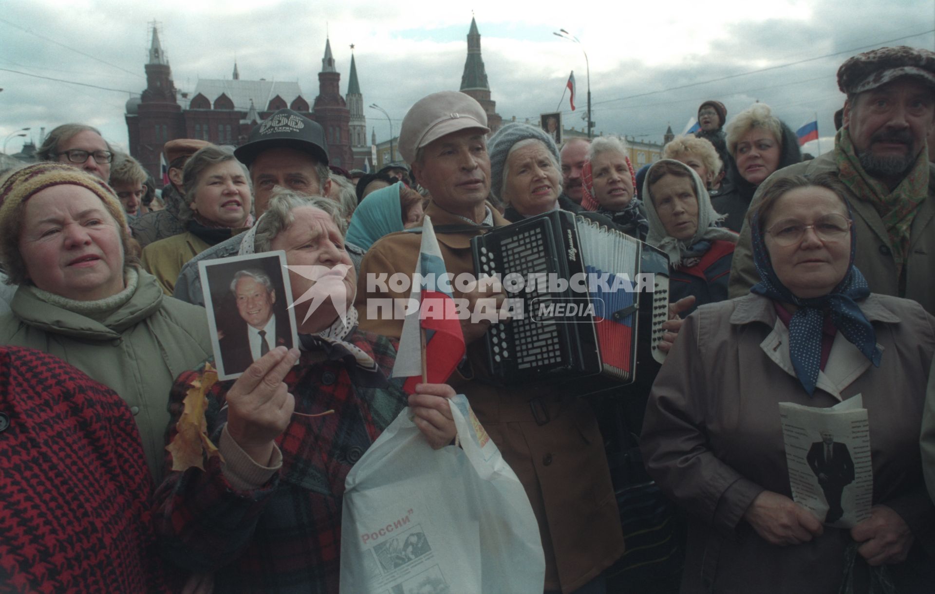 Москва. 1993год. Агитационный митинг в поддержку президента РФ Бориса Ельцина на Манежной площади.