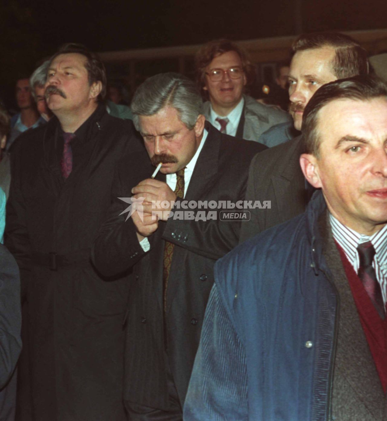 Москва. 1993 год. Октябрьский путч. Первый и последний вице-президент РФ, и. о. президента РФ Александр Руцкой (с сигаретой).