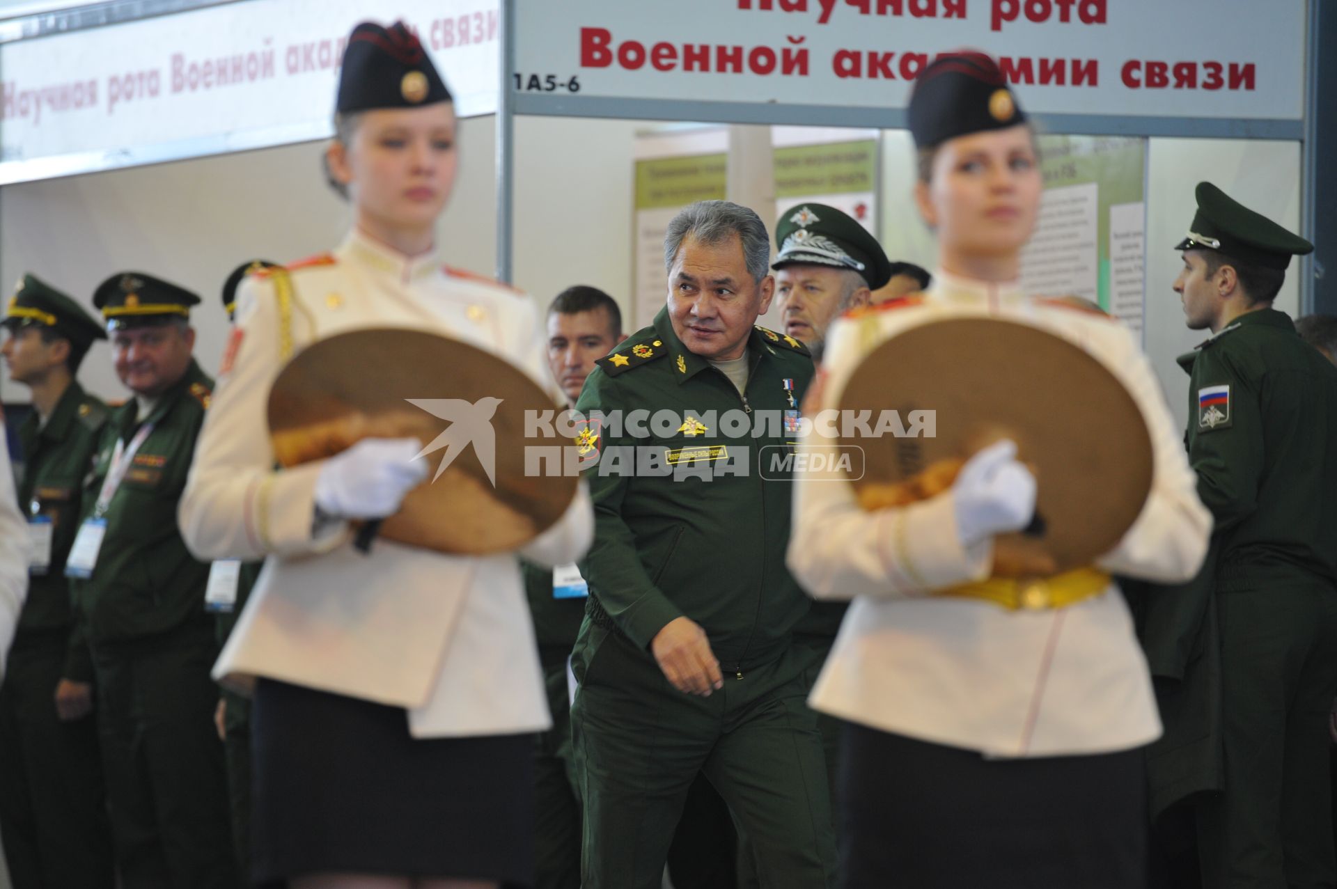 Московская область. г. Кубинка.  Министр обороны РФ Сергей Шойгу (в центре) на международной выставке `День инноваций Министерства обороны Российской Федерации - 2015` на базе Конгрессно-выставочного центра Вооруженных Сил Российской Федерации.