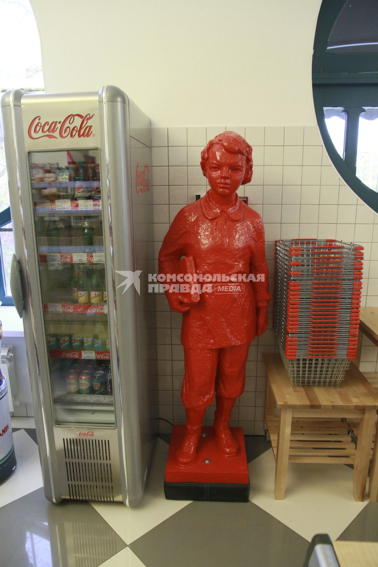 Барнаул. Скульптура юного Владимира Ульянова в продуктовом магазине.