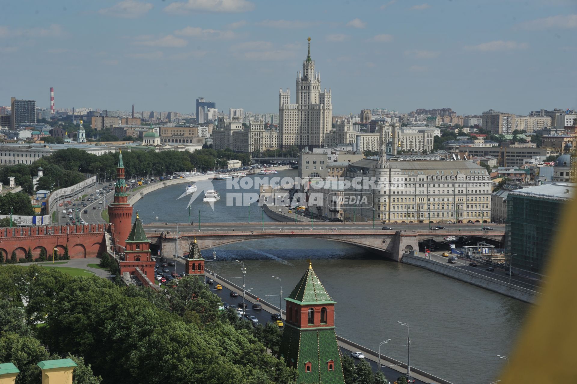 Москва. Вид на Большой Москворецкий мост, отель `Балчуг Кемпински` (справа) и Жилой дом на Котельнической набережной.