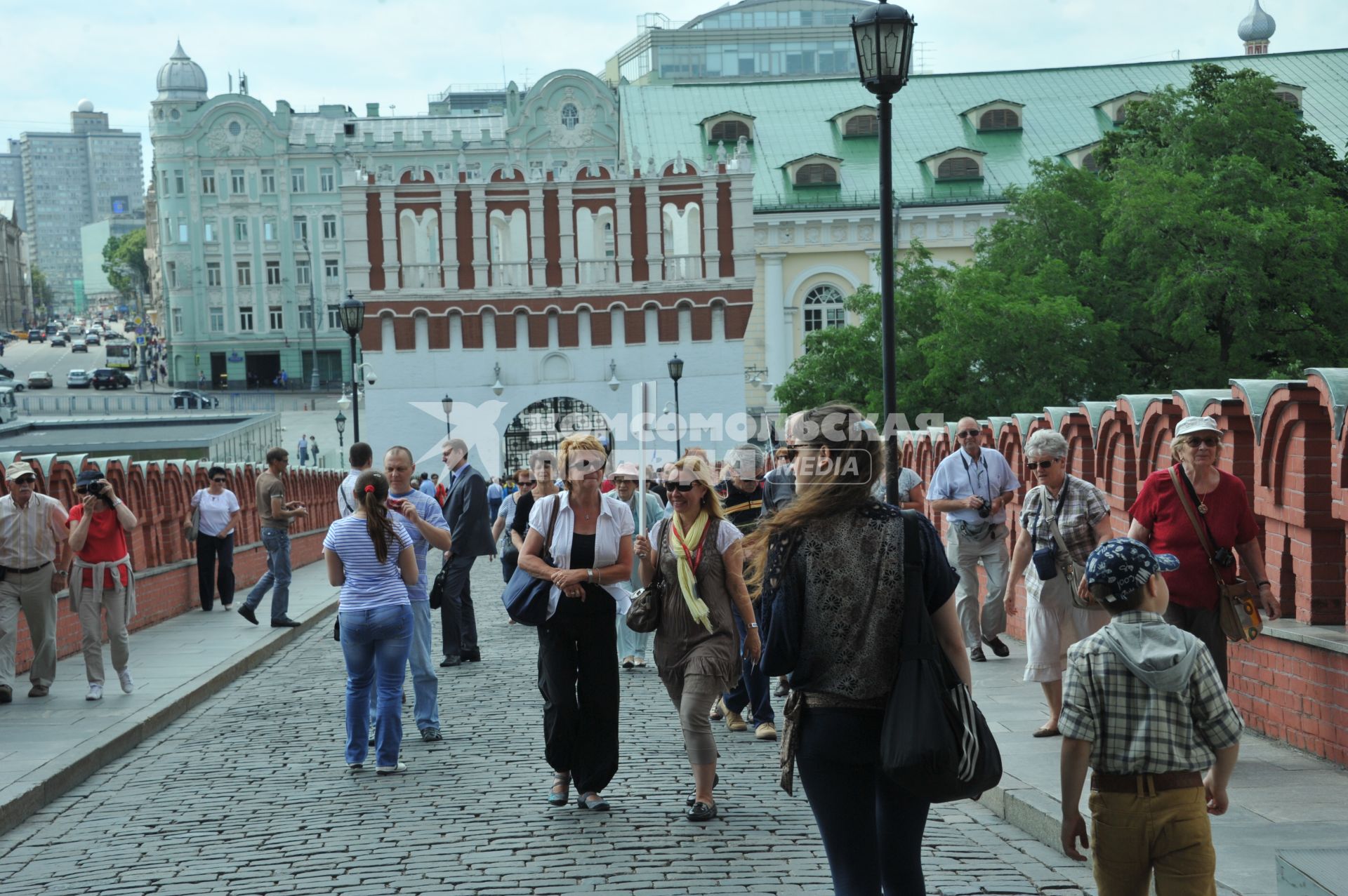 Московский Кремль. Туристы во время экскурсии.