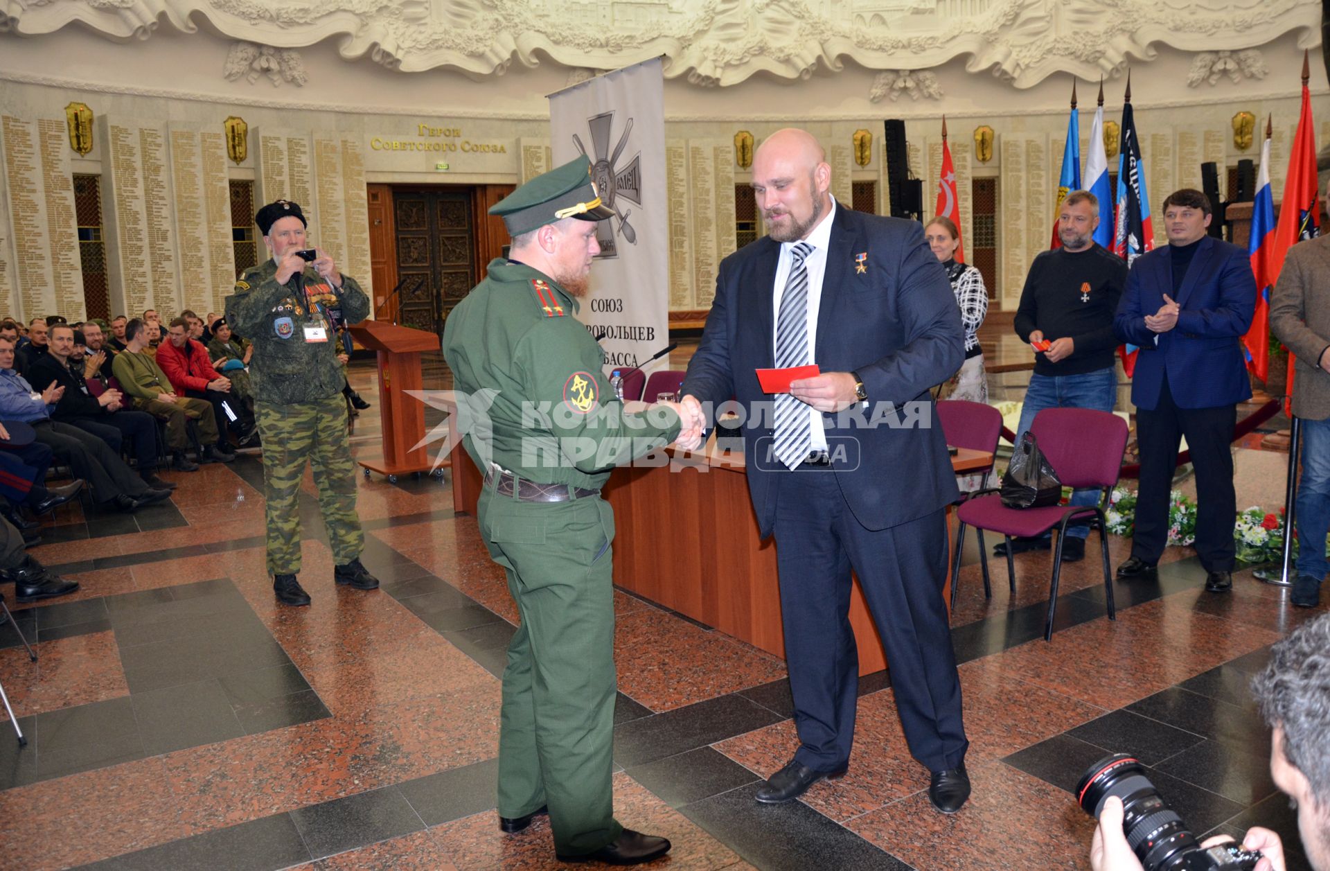 Москва. Командир спецподразделения ДНР `Спарта` Арсений Павлов (`Моторола`) (слева) во время вручения нагрудного знака `Доброволец Донбасса` на первом съезде организации `Союз добровольцев Донбасса` в Музее Великой Отечественной войны на Поклонной горе.