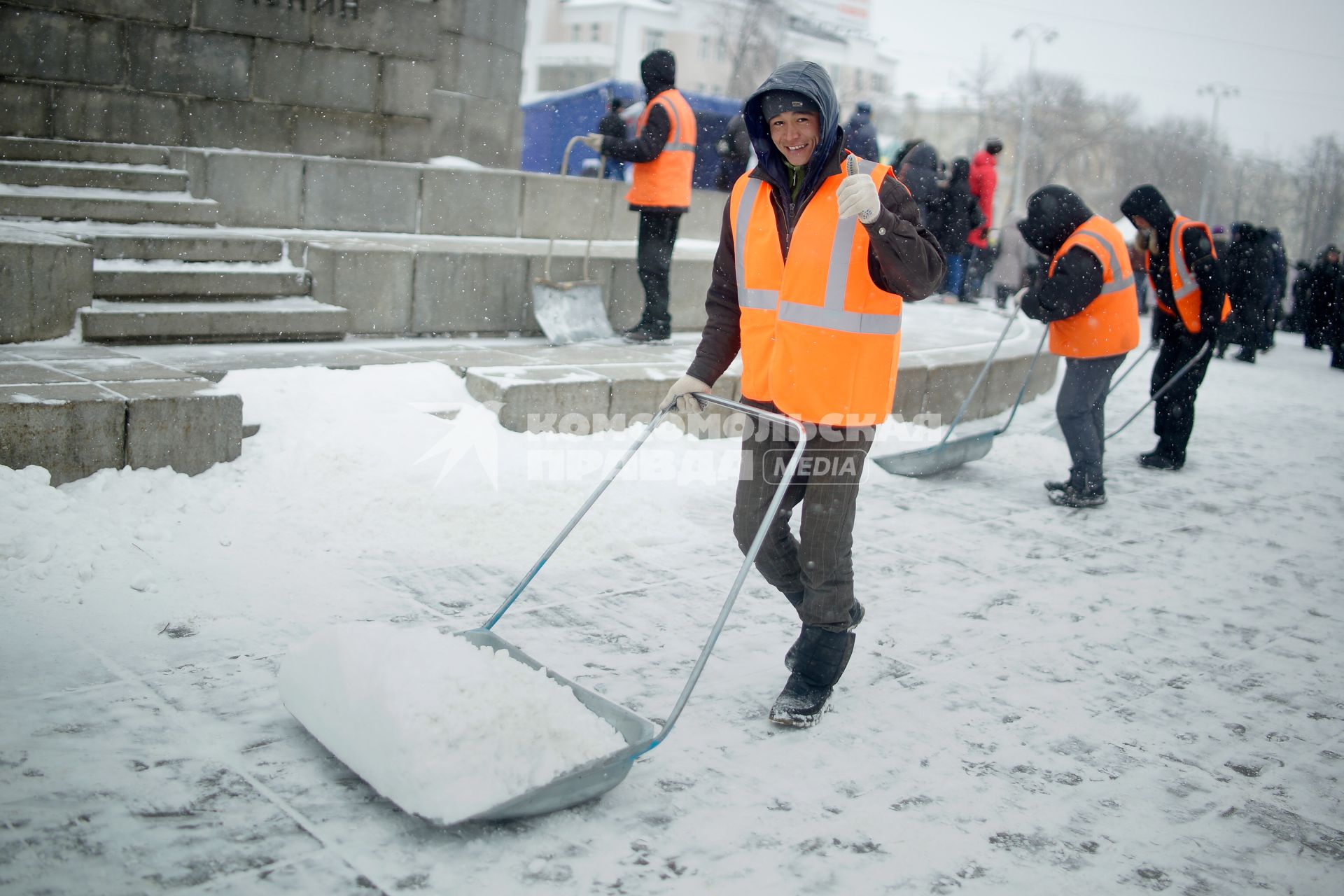 Екатеринбург. Гастарбайтеры убирают снег с асфальта во время снегопада.