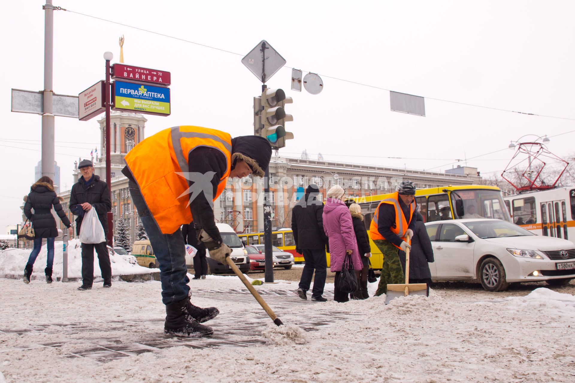 Екатеринбург. Гастарбайтеры убирают снег с улицы.