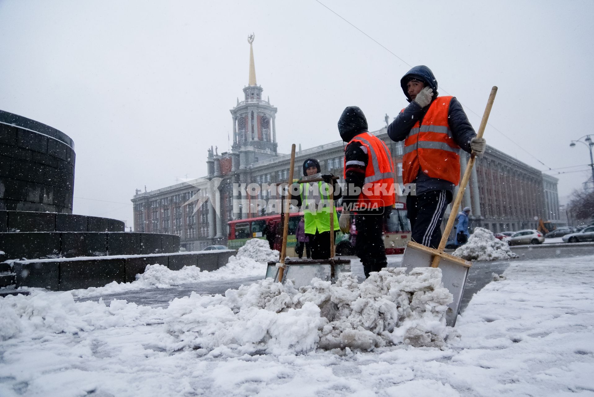 Екатеринбург. Гастарбайтеры убирают лопатами снег на Ленинском проспекте у здания Свердловского городского Совета народных депутатов.