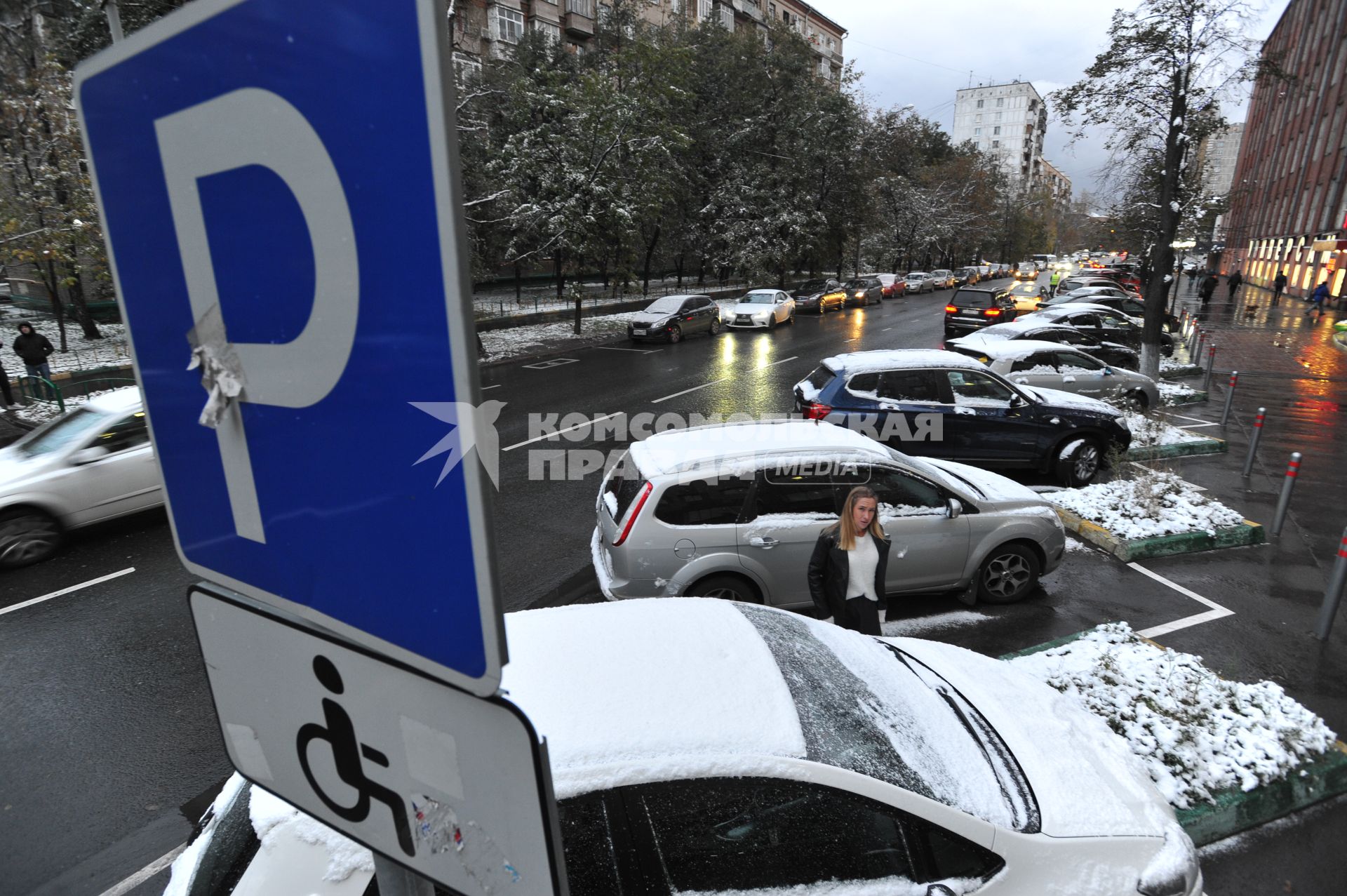 Москва.  Платная автомобильная парковка.