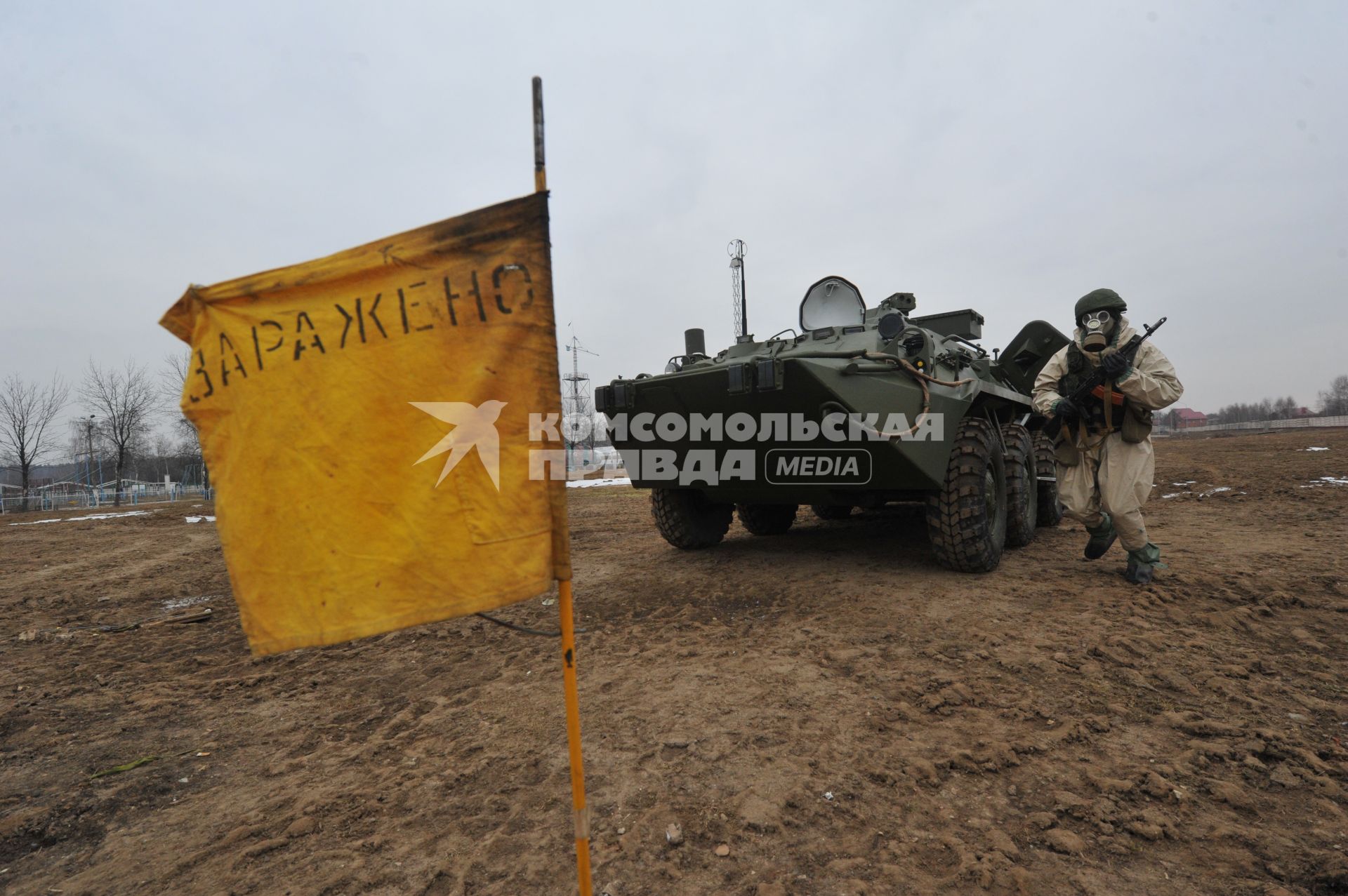 Московская область. Военнослужащие ВДВ в общевойсковом защитном комплекте у бронетранспортера во время занятий по химподготовке.