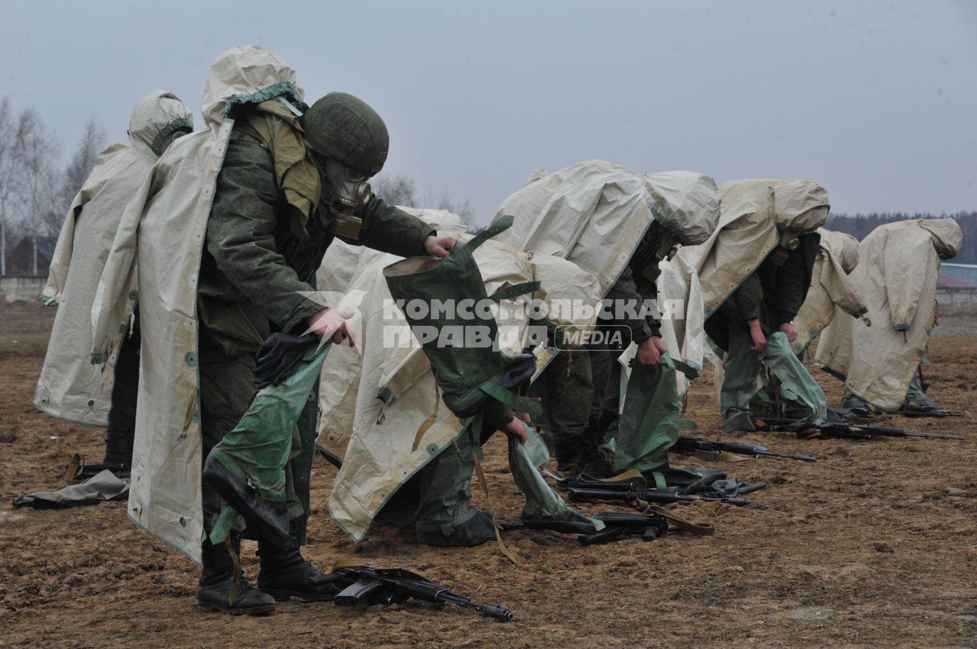 Московская область. Военнослужащие ВДВ одевают общевойсковой защитный комплект во время занятий по химподготовке.