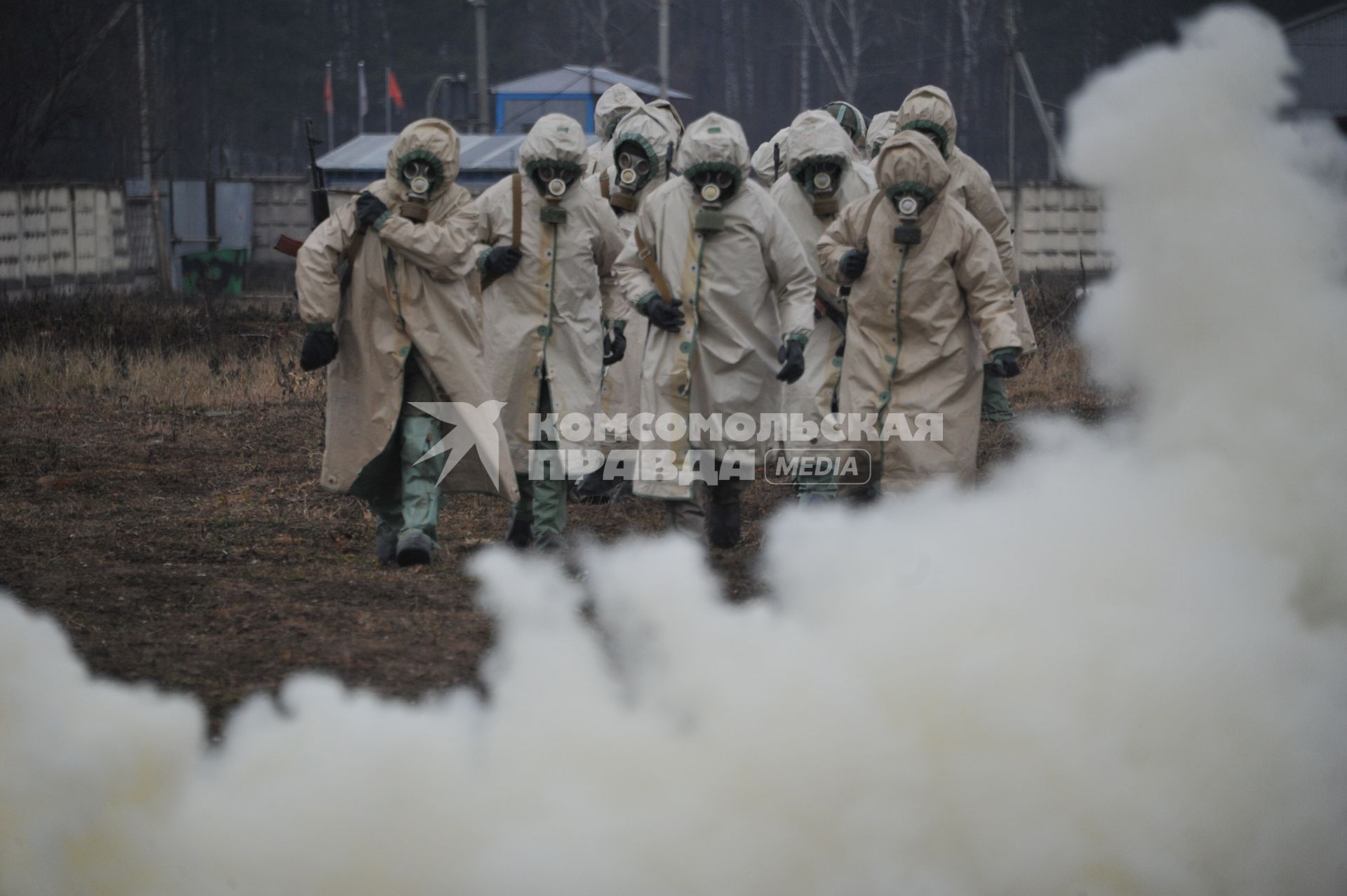 Московская область. Военнослужащие ВДВ в общевойсковом защитном комплекте во время занятий по химподготовке.