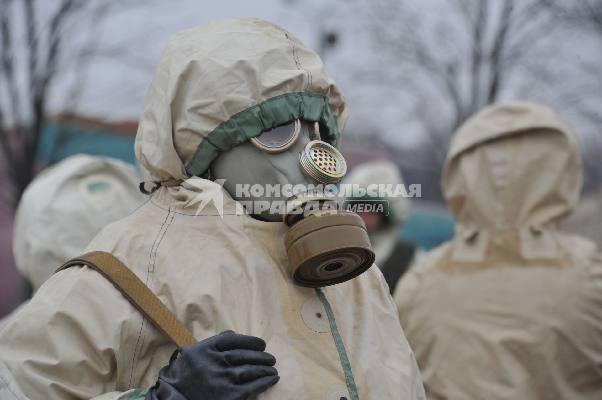 Московская область. Военнослужащие ВДВ в общевойсковом защитном комплекте во время занятий по химподготовке.