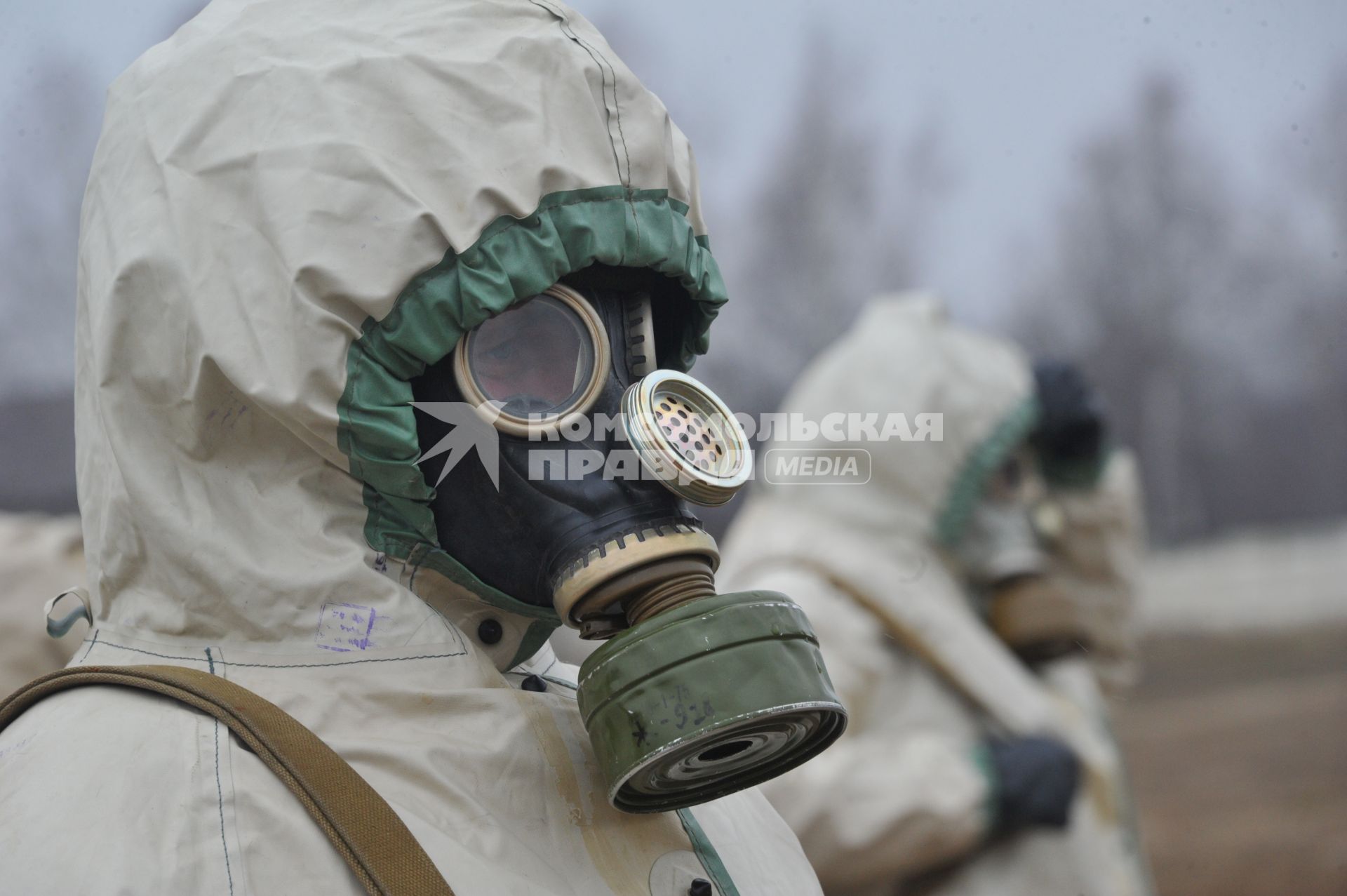 Московская область. Военнослужащий ВДВ в общевойсковом защитном комплекте во время занятий по химподготовке.