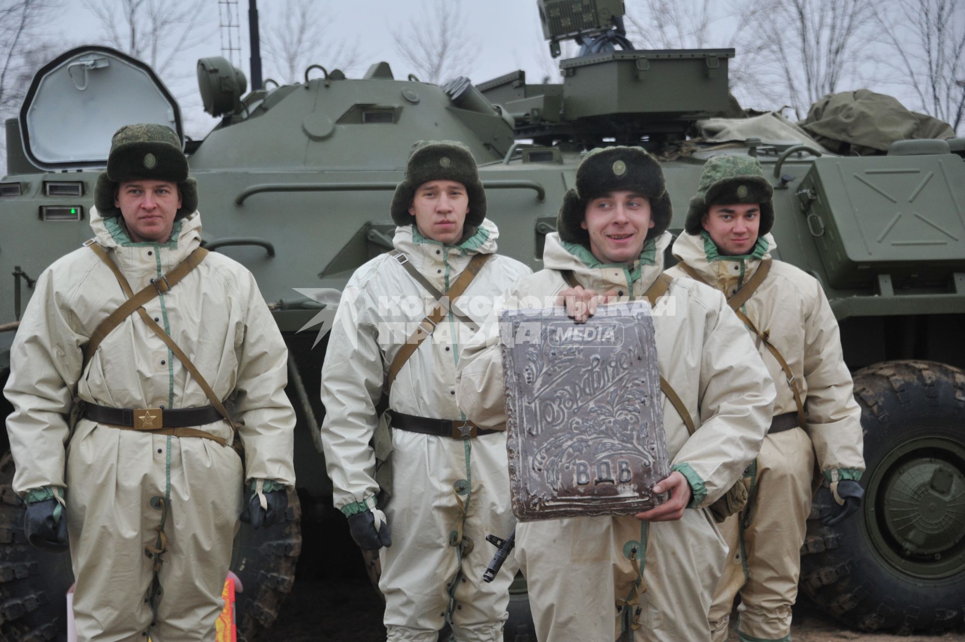 Московская область. Военнослужащий ВДВ с подарочным пряником во время занятий по химподготовке.