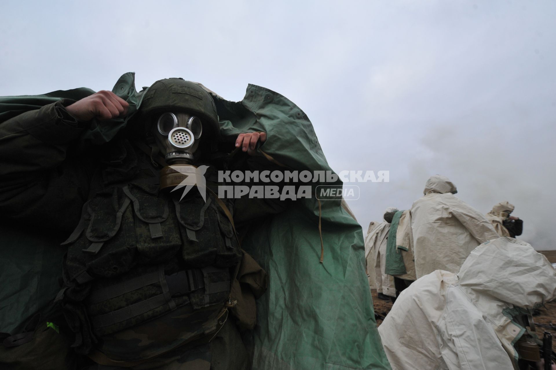 Московская область. Военнослужащие ВДВ одевают общевойсковой защитный комплект во время занятий по химподготовке.