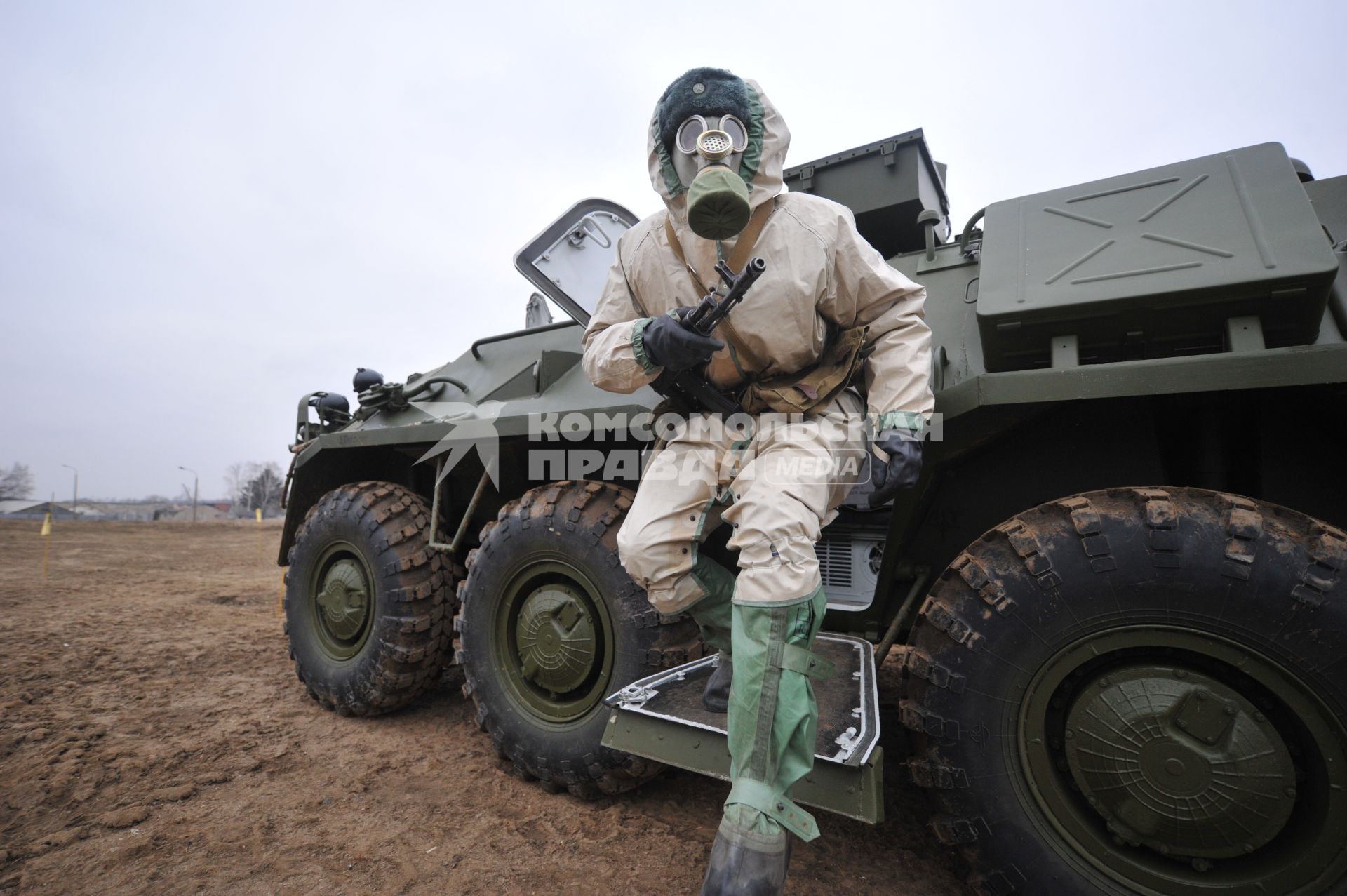 Московская область. Военнослужащие ВДВ в общевойсковом защитном комплекте у бронетранспортера во время занятий по химподготовке.