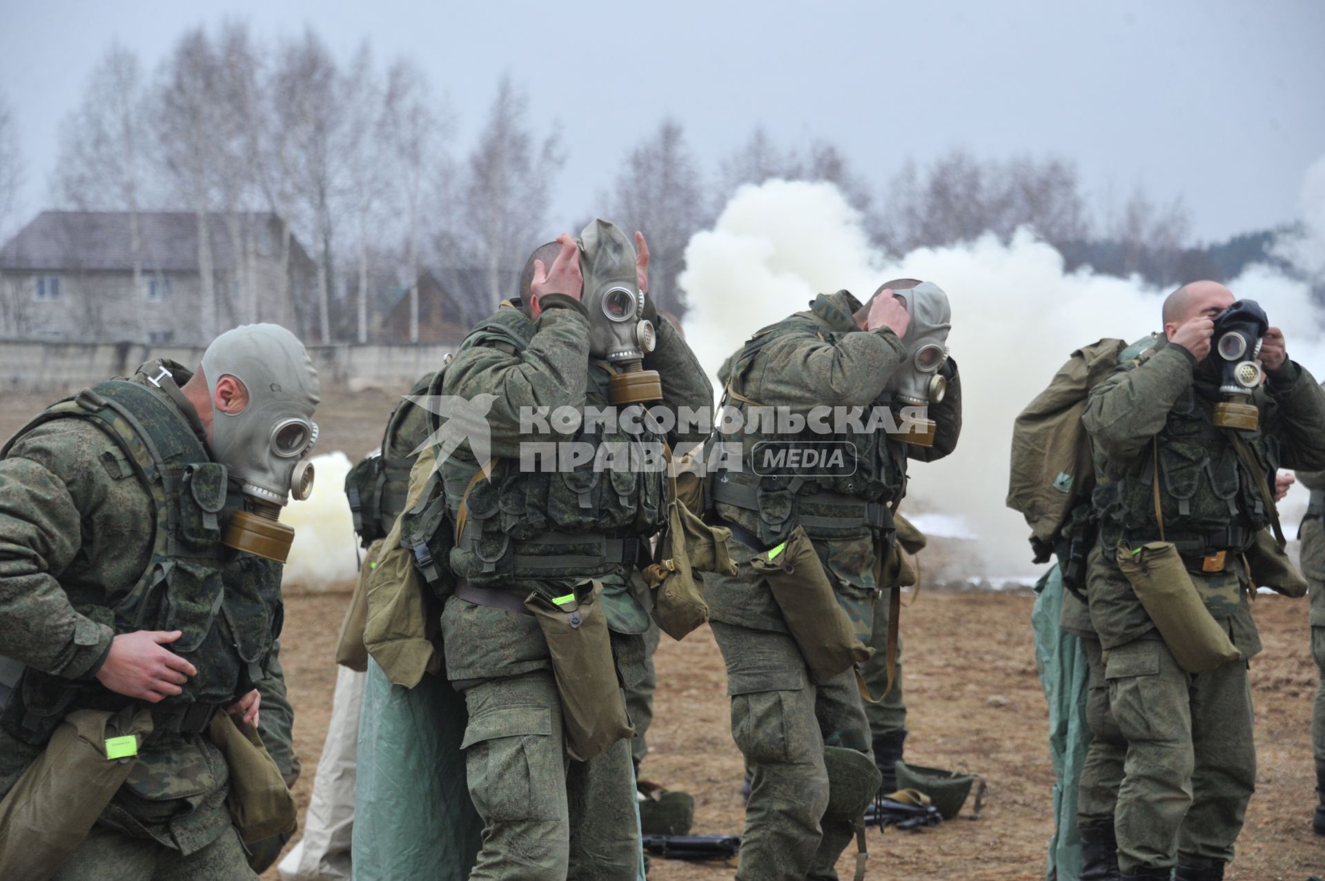 Московская область. Военнослужащие ВДВ одевают противогазы во время занятий по химподготовке.